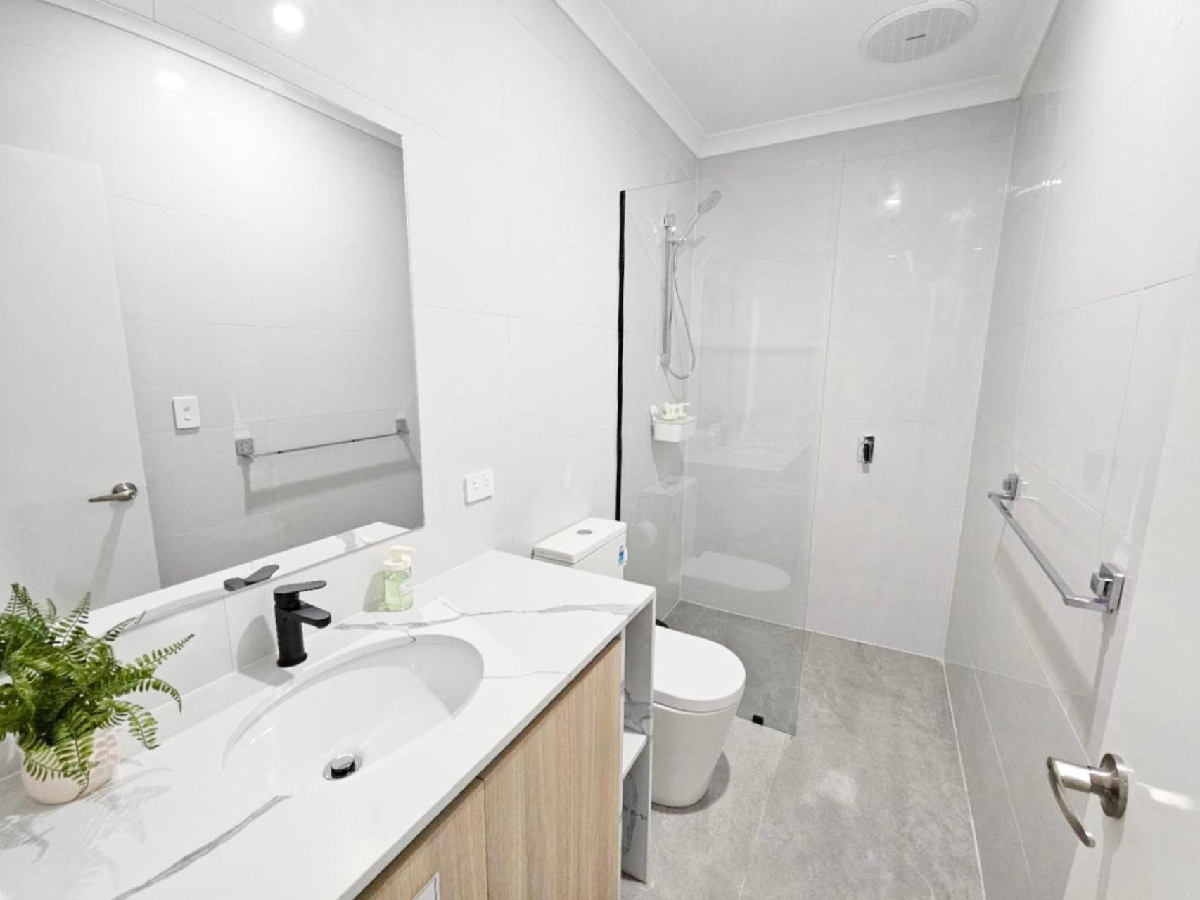 Corporate House for Professionals-Private Room-Shared Common Areas-Walk to Curtin University