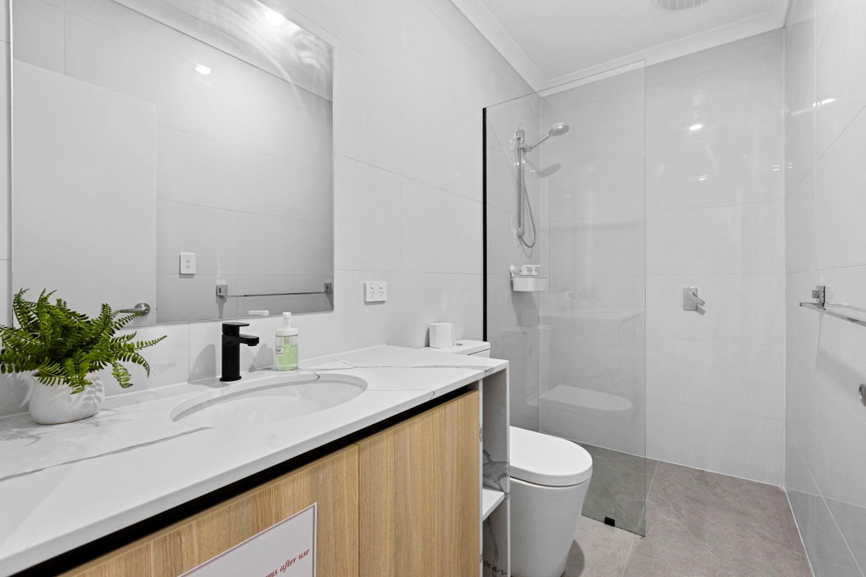Corporate House for Professionals-Private Room-Shared Common Areas-Walk to Curtin University