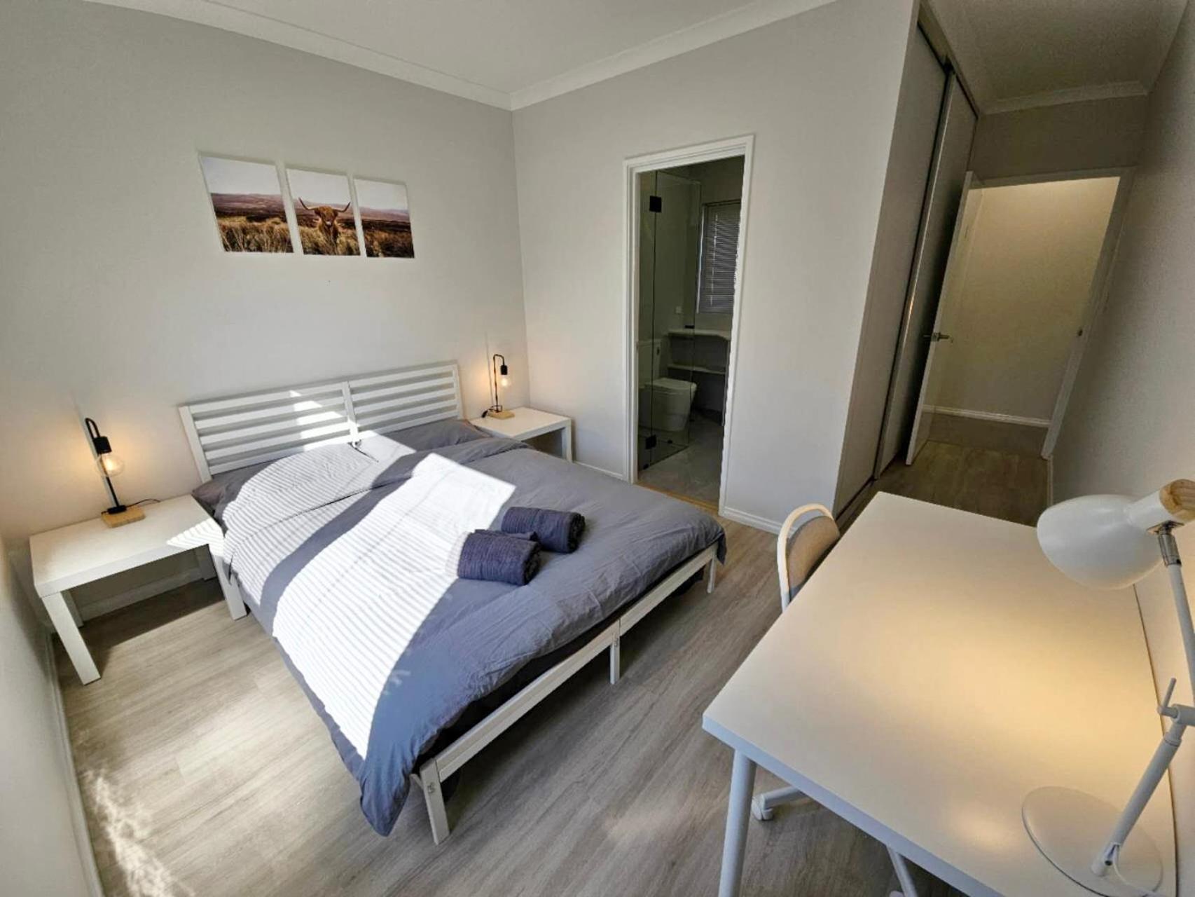 Corporate House for Professionals-Private Room-Shared Common Areas-Walk to Curtin University