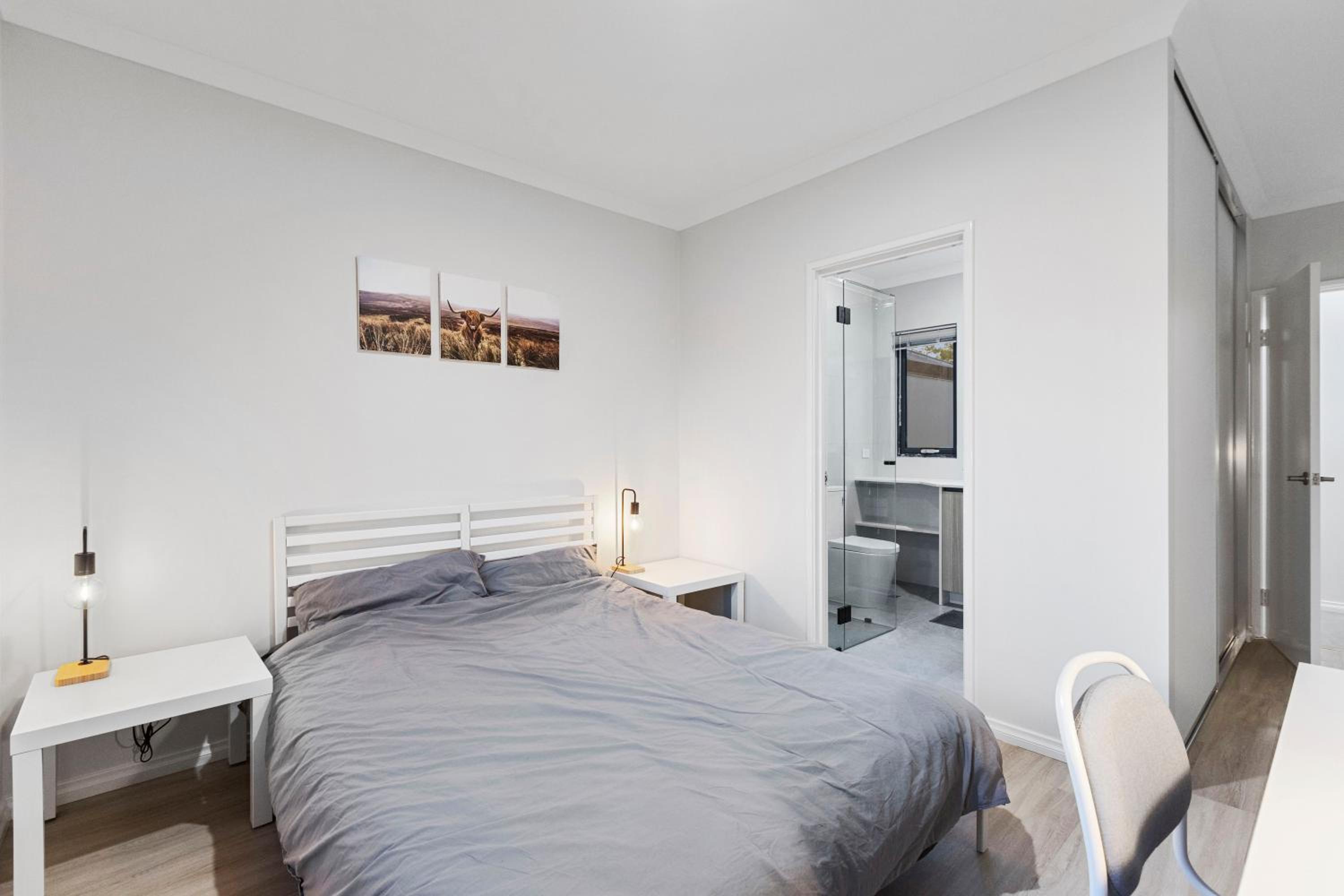Corporate House for Professionals-Private Room-Shared Common Areas-Walk to Curtin University