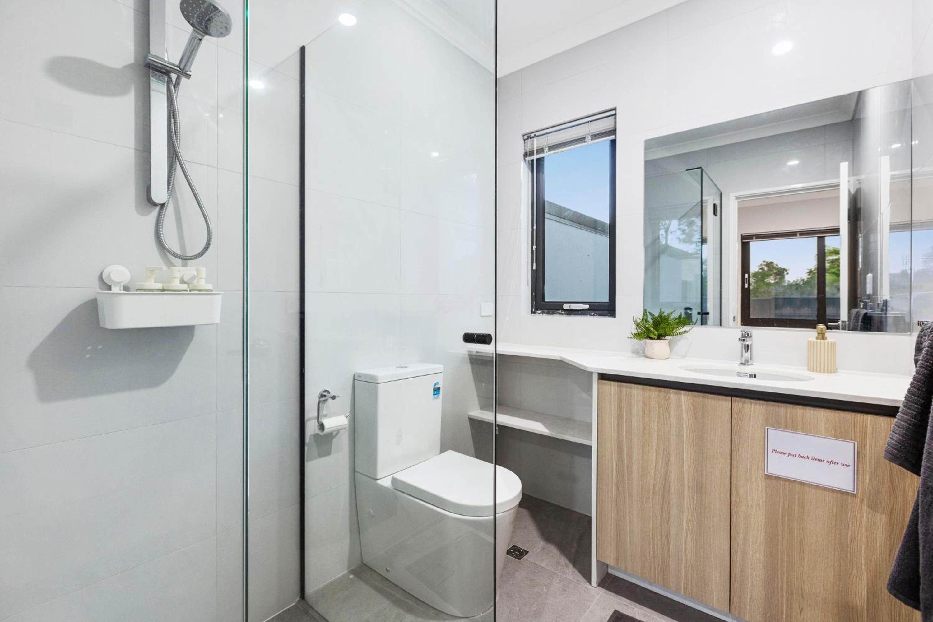 Corporate House for Professionals-Private Room-Shared Common Areas-Walk to Curtin University