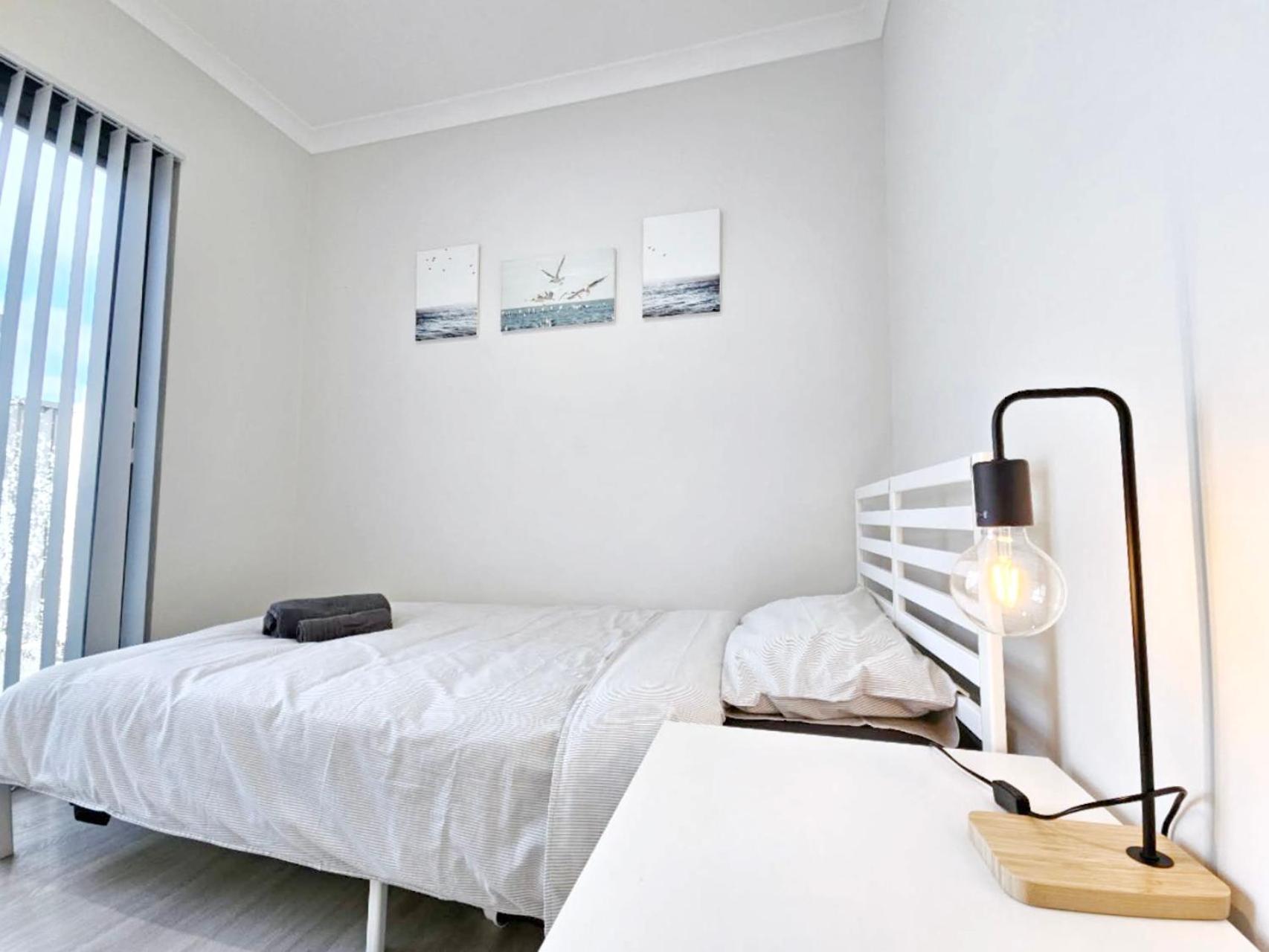 Corporate House for Professionals-Private Room-Shared Common Areas-Walk to Curtin University