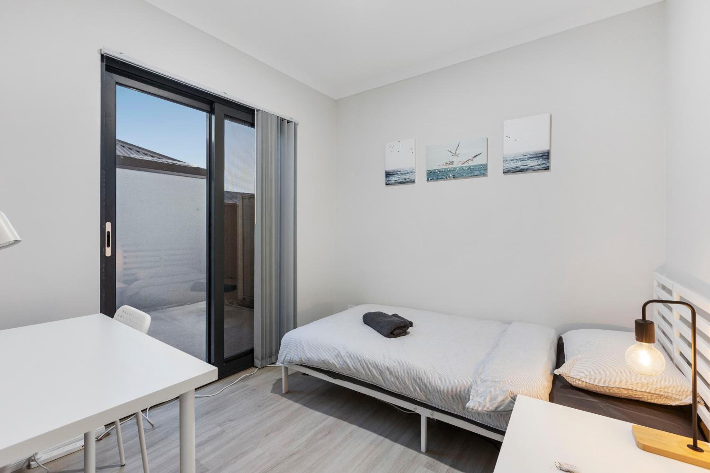 Corporate House for Professionals-Private Room-Shared Common Areas-Walk to Curtin University