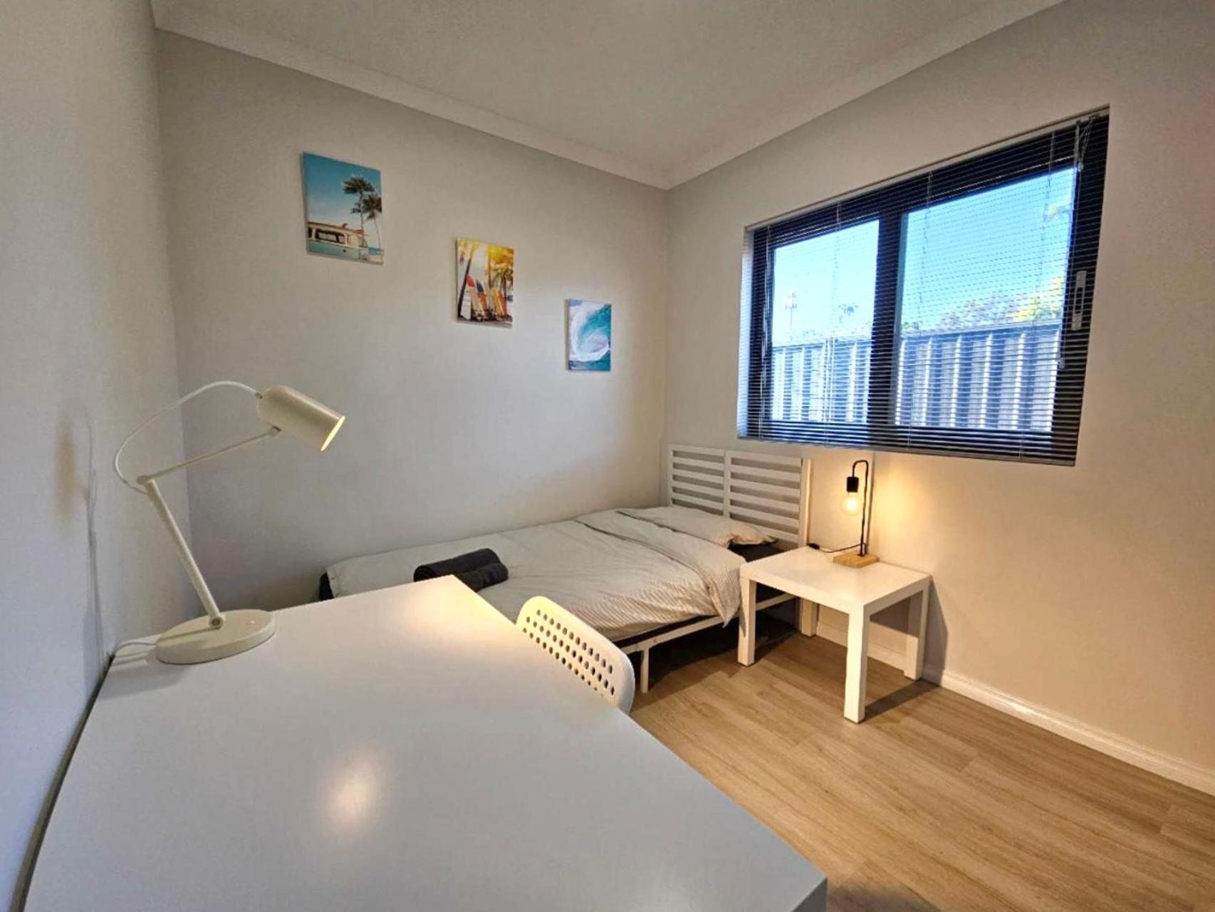 Corporate House for Professionals-Private Room-Shared Common Areas-Walk to Curtin University