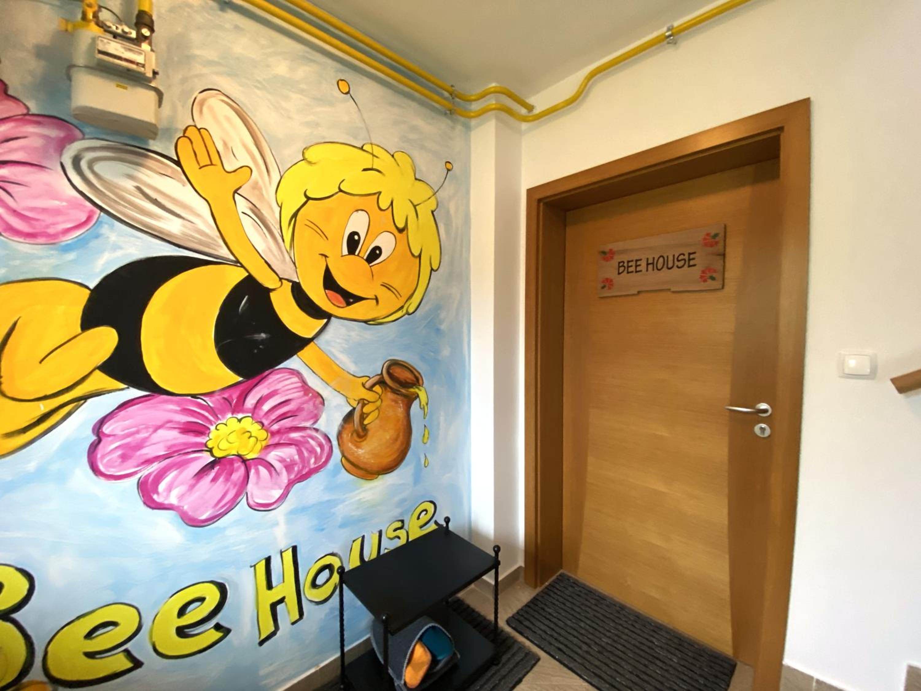 Bee Apartment