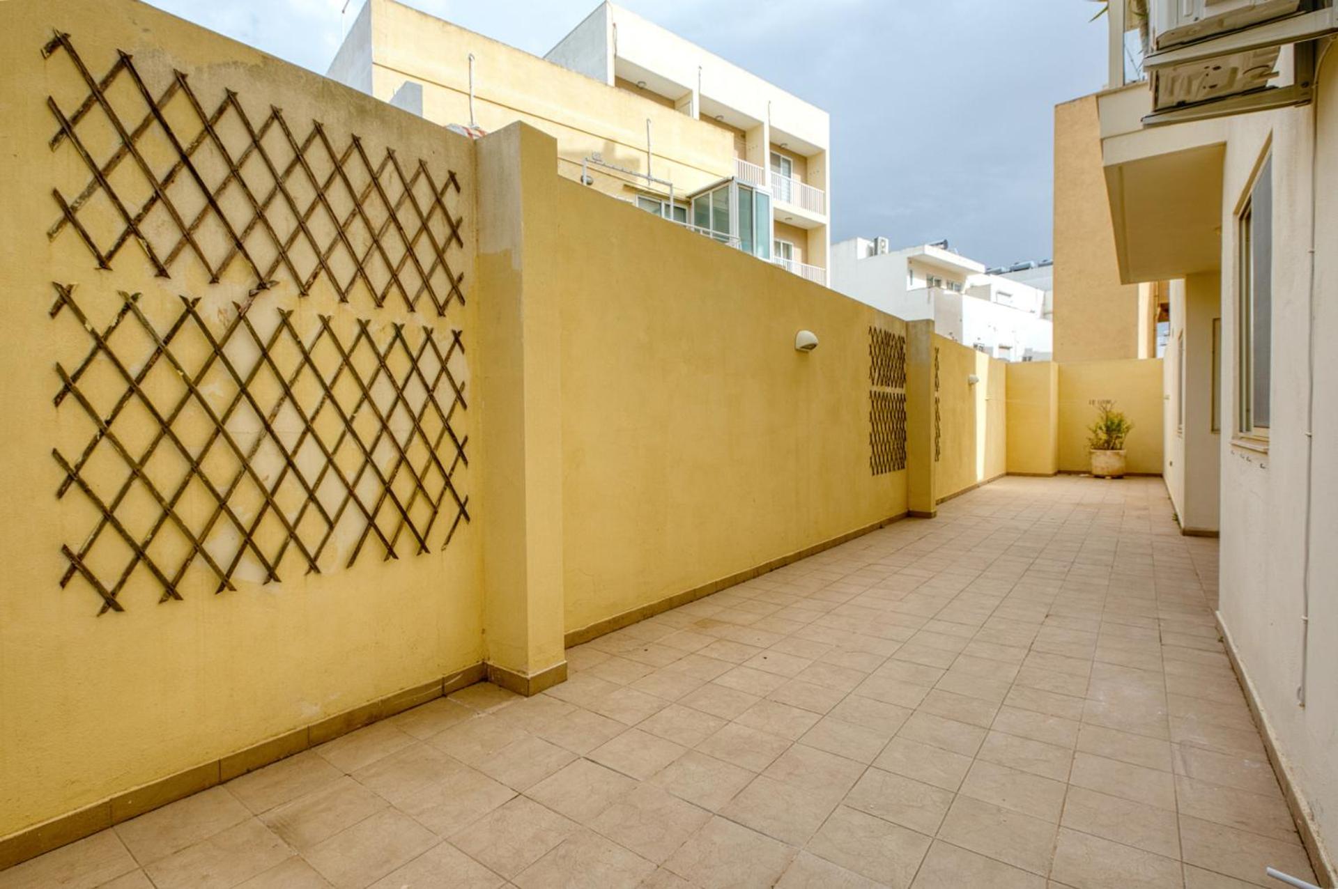 Swieqi 3 bedroom with Patio