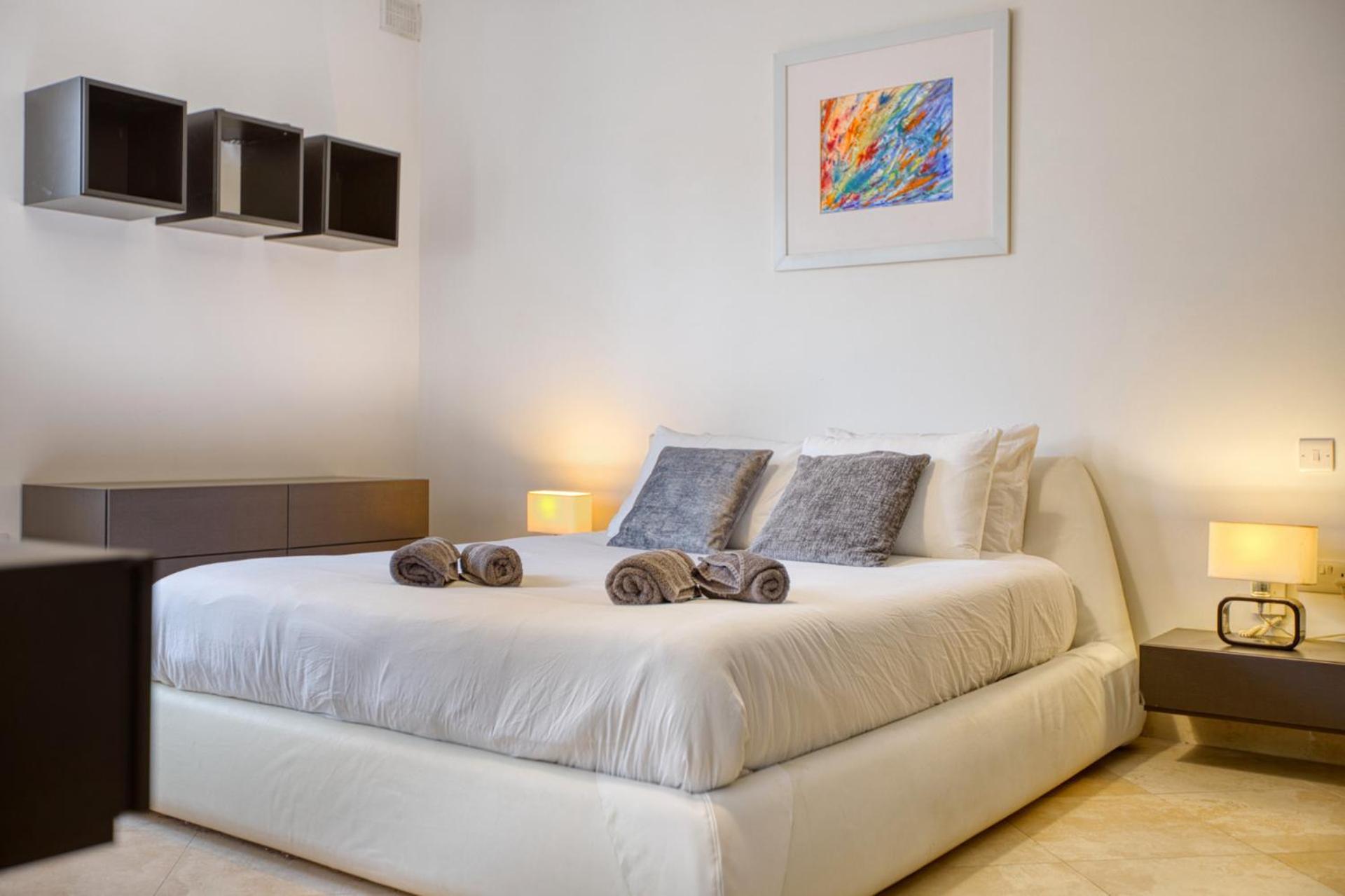 Swieqi 3 bedroom with Patio