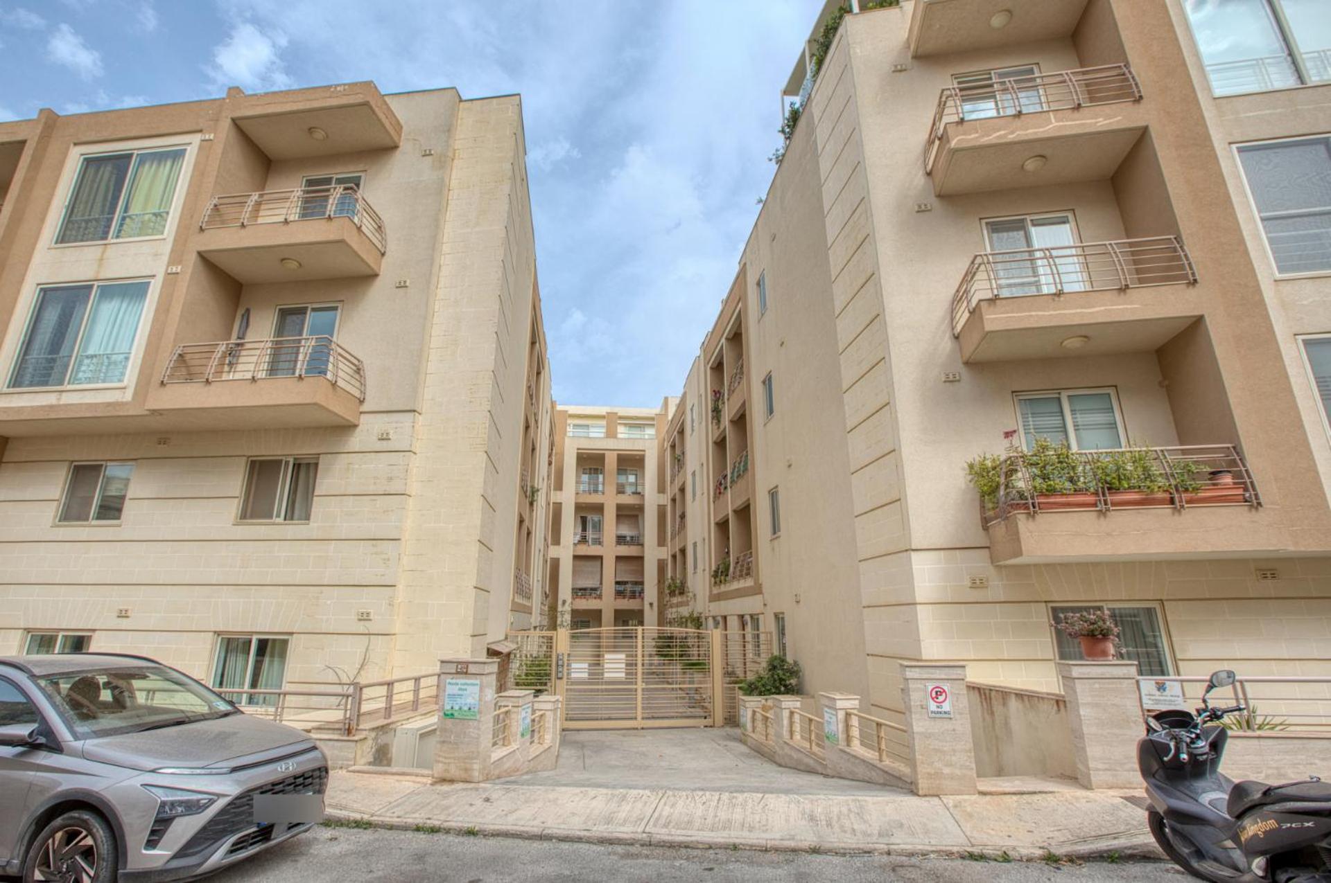 Swieqi 3 bedroom with Patio