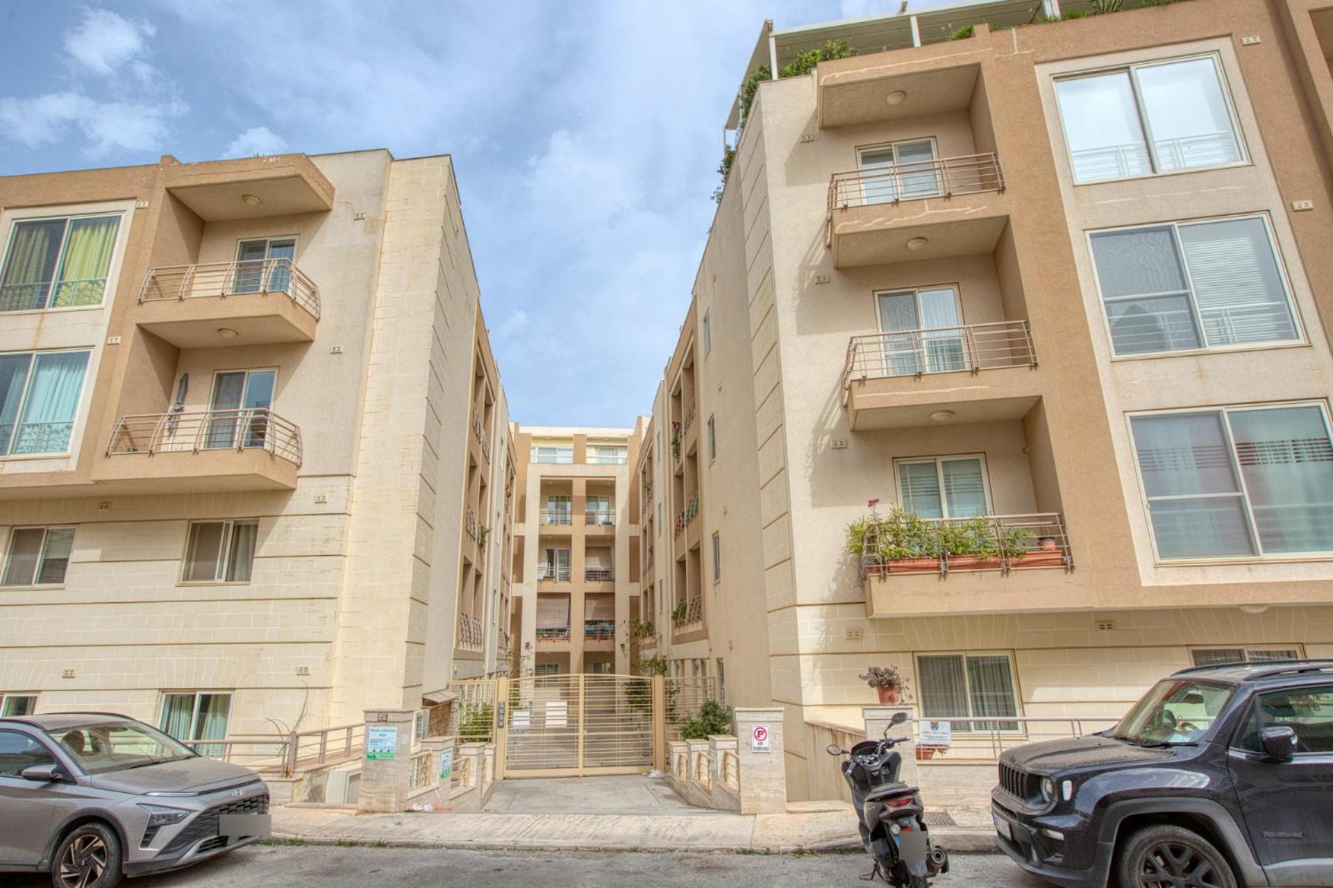 Swieqi 3 bedroom with Patio