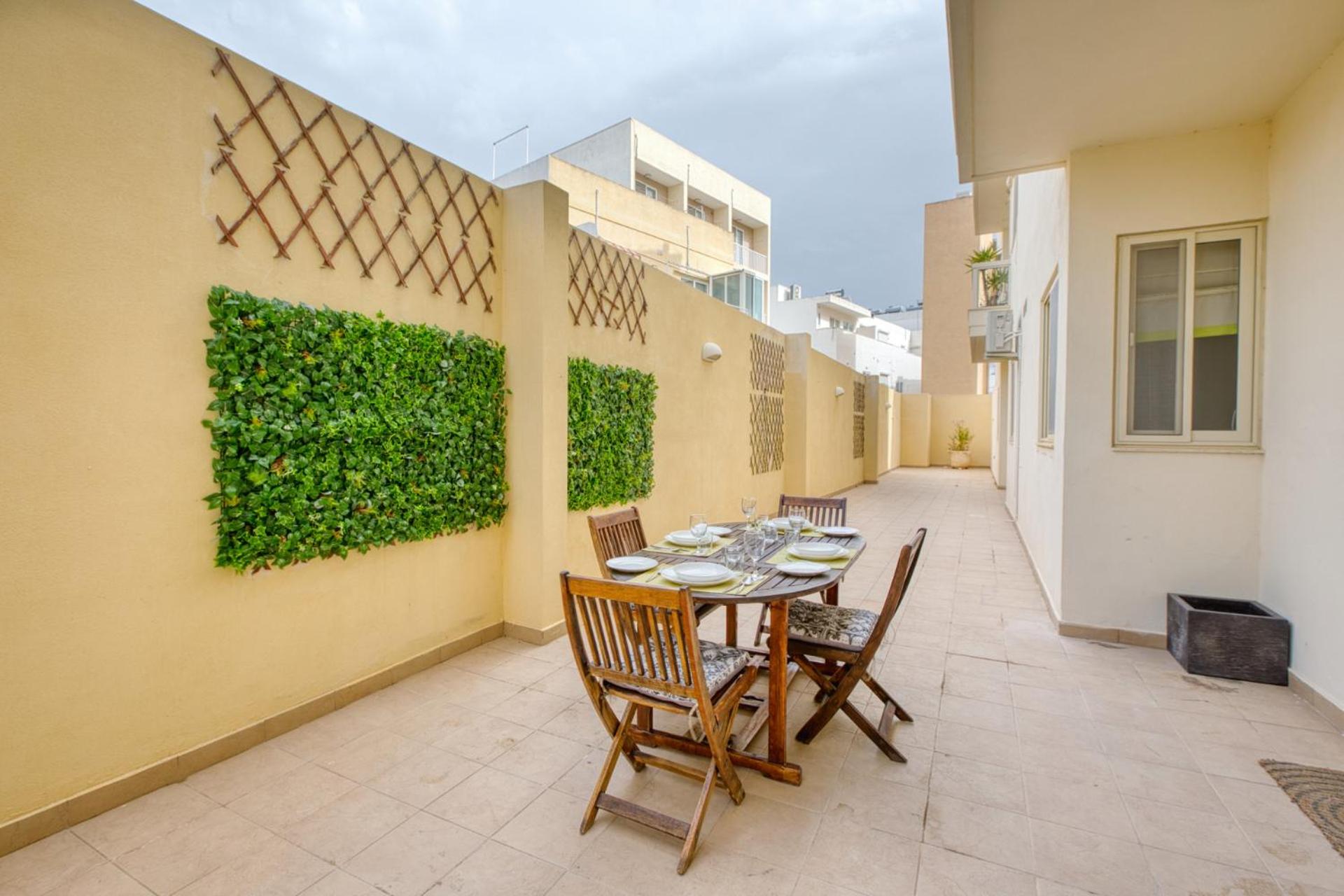 Swieqi 3 bedroom with Patio