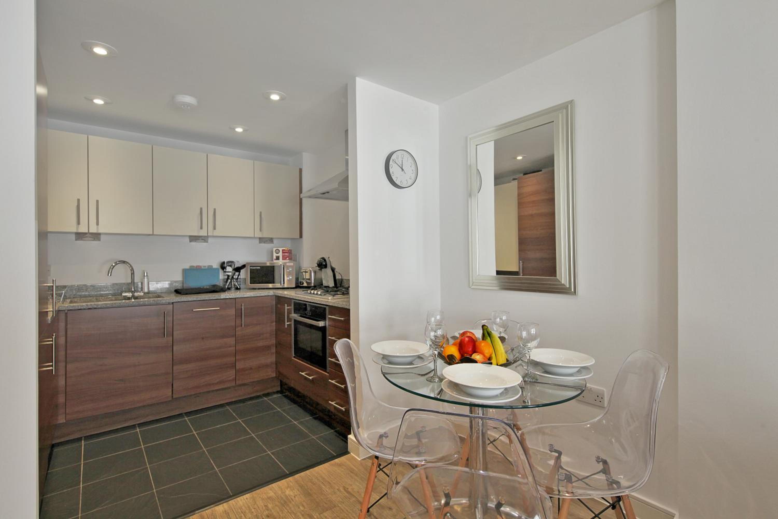 1 & 2 Executive Apartments next to Liverpool Street FREE WIFI by City Stay Aparts London