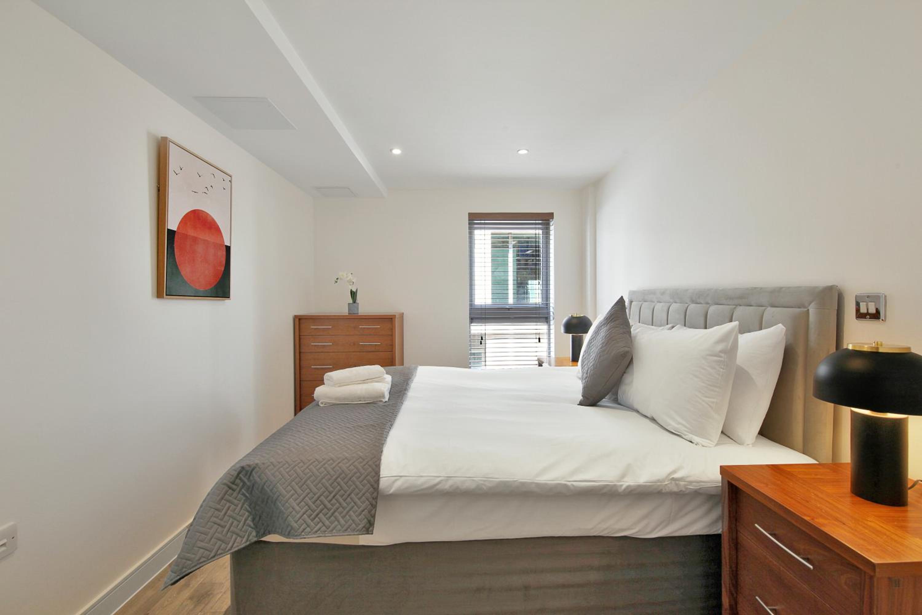 1 & 2 Executive Apartments next to Liverpool Street FREE WIFI by City Stay Aparts London