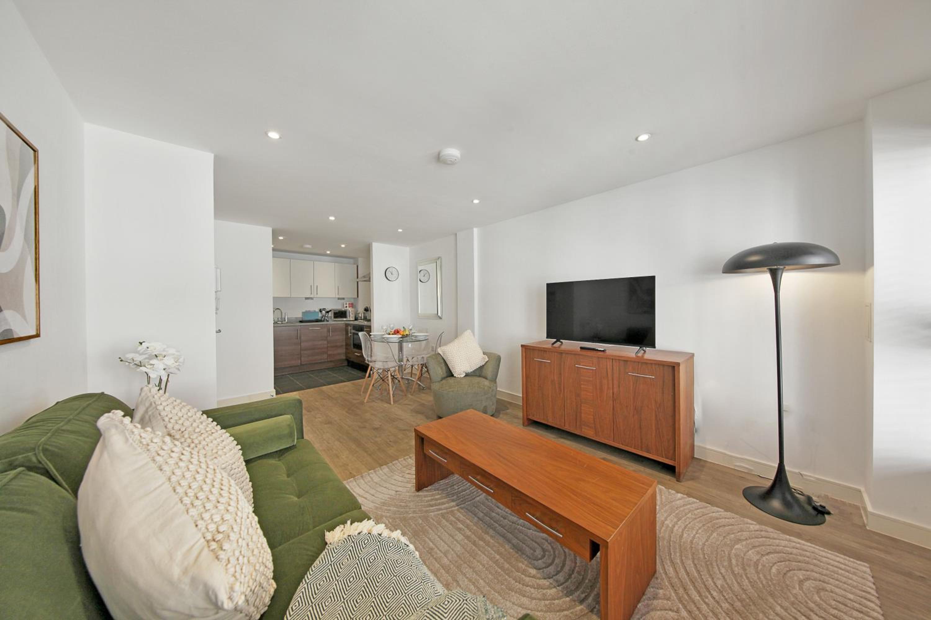 1 & 2 Executive Apartments next to Liverpool Street FREE WIFI by City Stay Aparts London