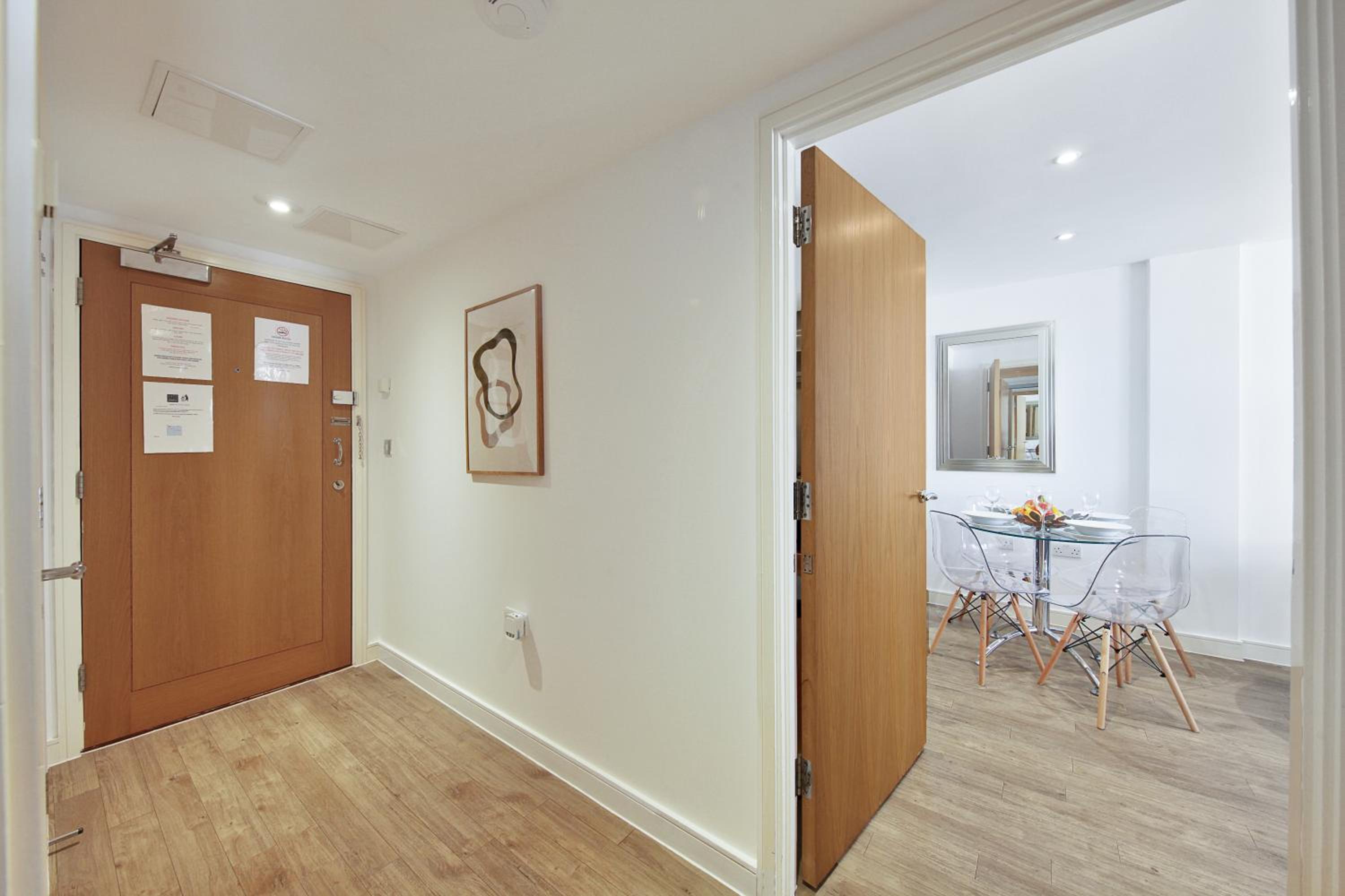 1 & 2 Executive Apartments next to Liverpool Street FREE WIFI by City Stay Aparts London