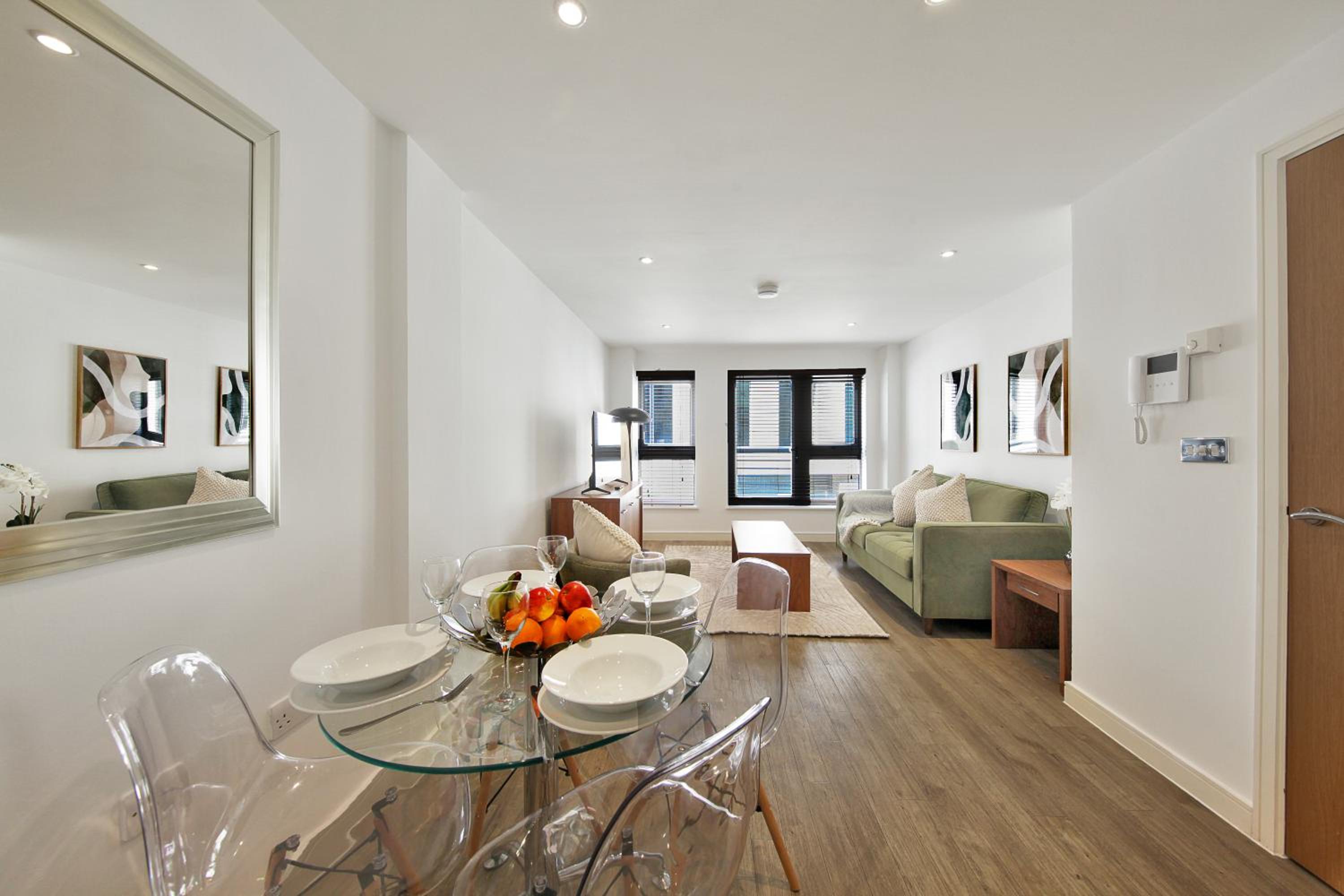 1 & 2 Executive Apartments next to Liverpool Street FREE WIFI by City Stay Aparts London