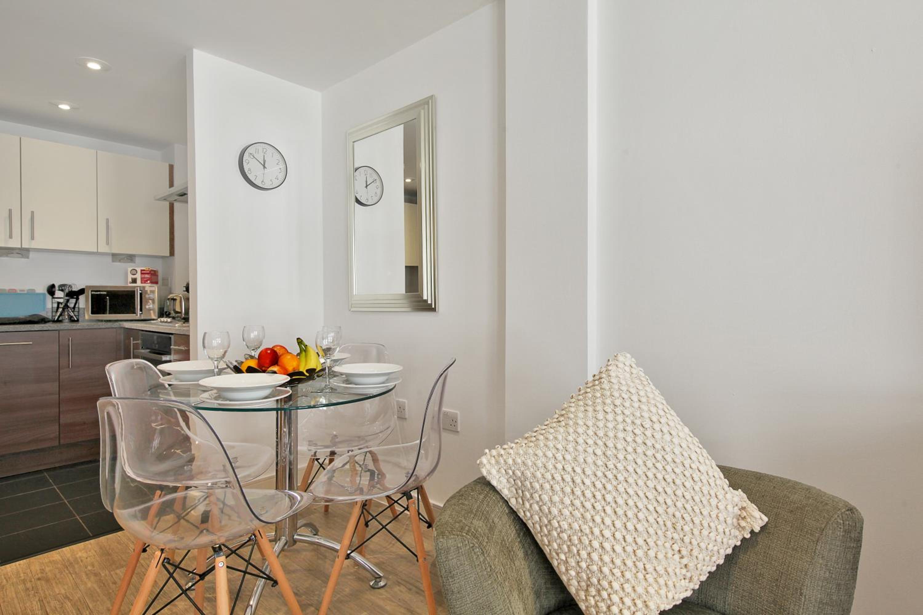 1 & 2 Executive Apartments next to Liverpool Street FREE WIFI by City Stay Aparts London