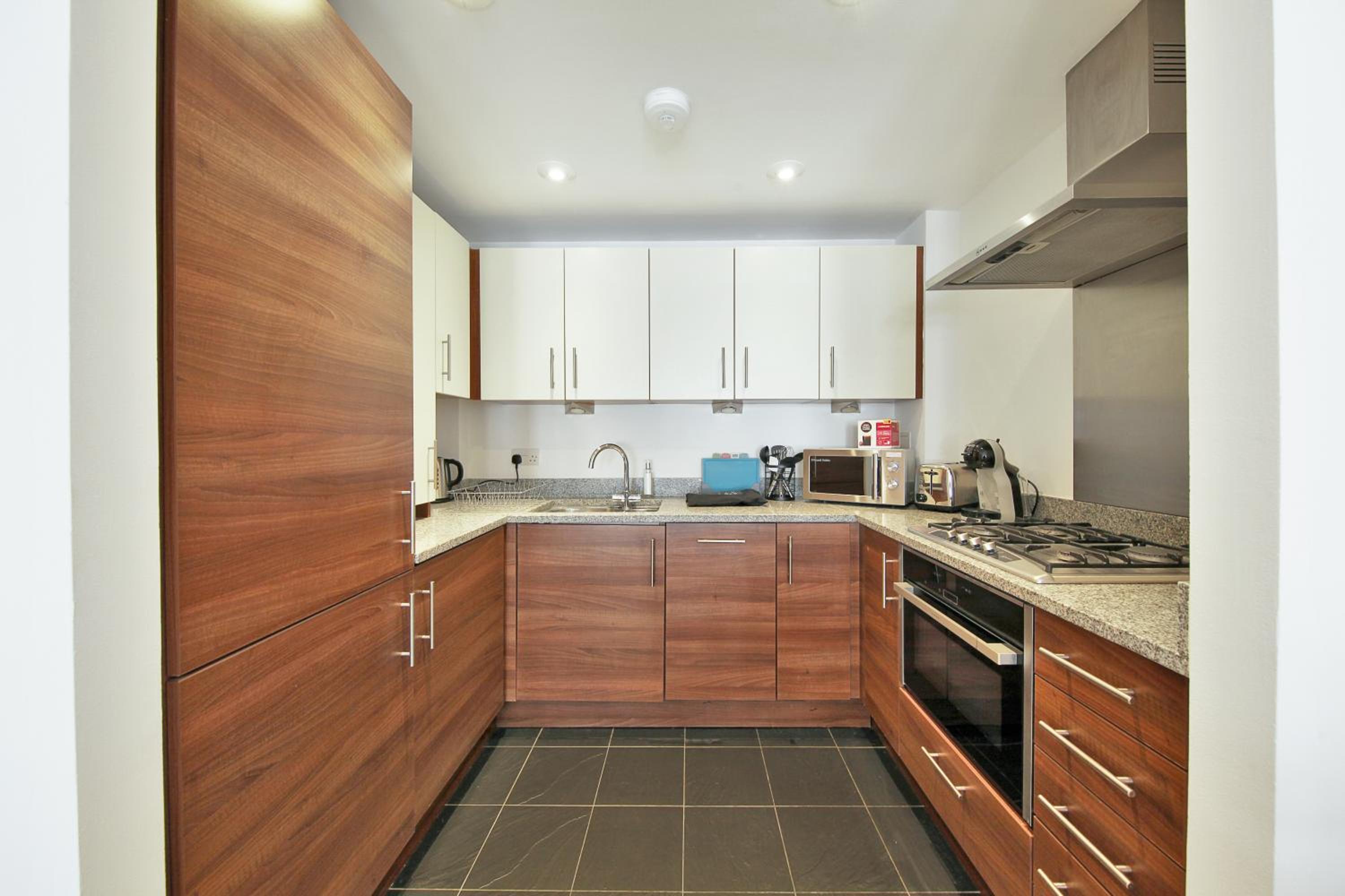 1 & 2 Executive Apartments next to Liverpool Street FREE WIFI by City Stay Aparts London