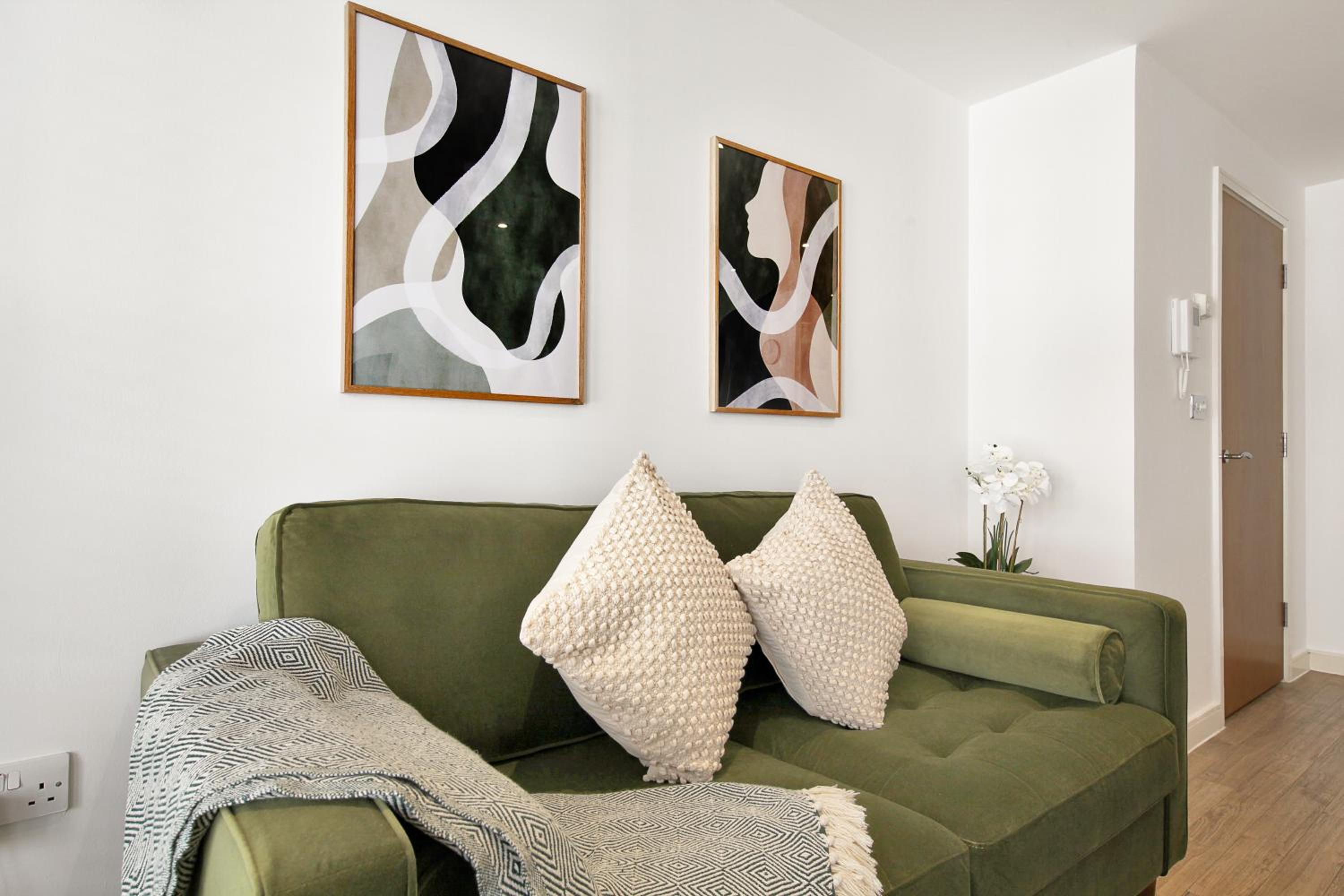 1 & 2 Executive Apartments next to Liverpool Street FREE WIFI by City Stay Aparts London