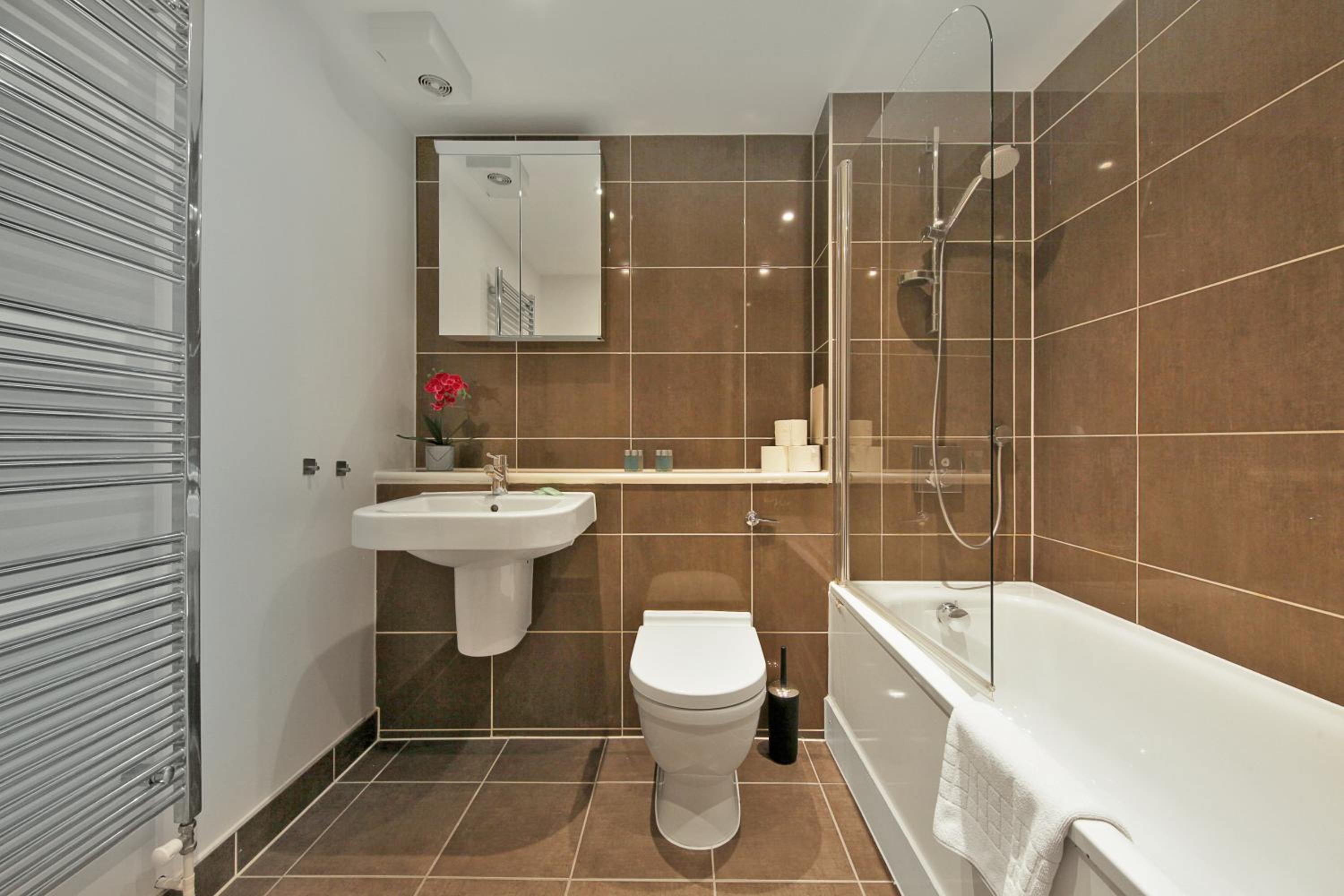 1 & 2 Executive Apartments next to Liverpool Street FREE WIFI by City Stay Aparts London