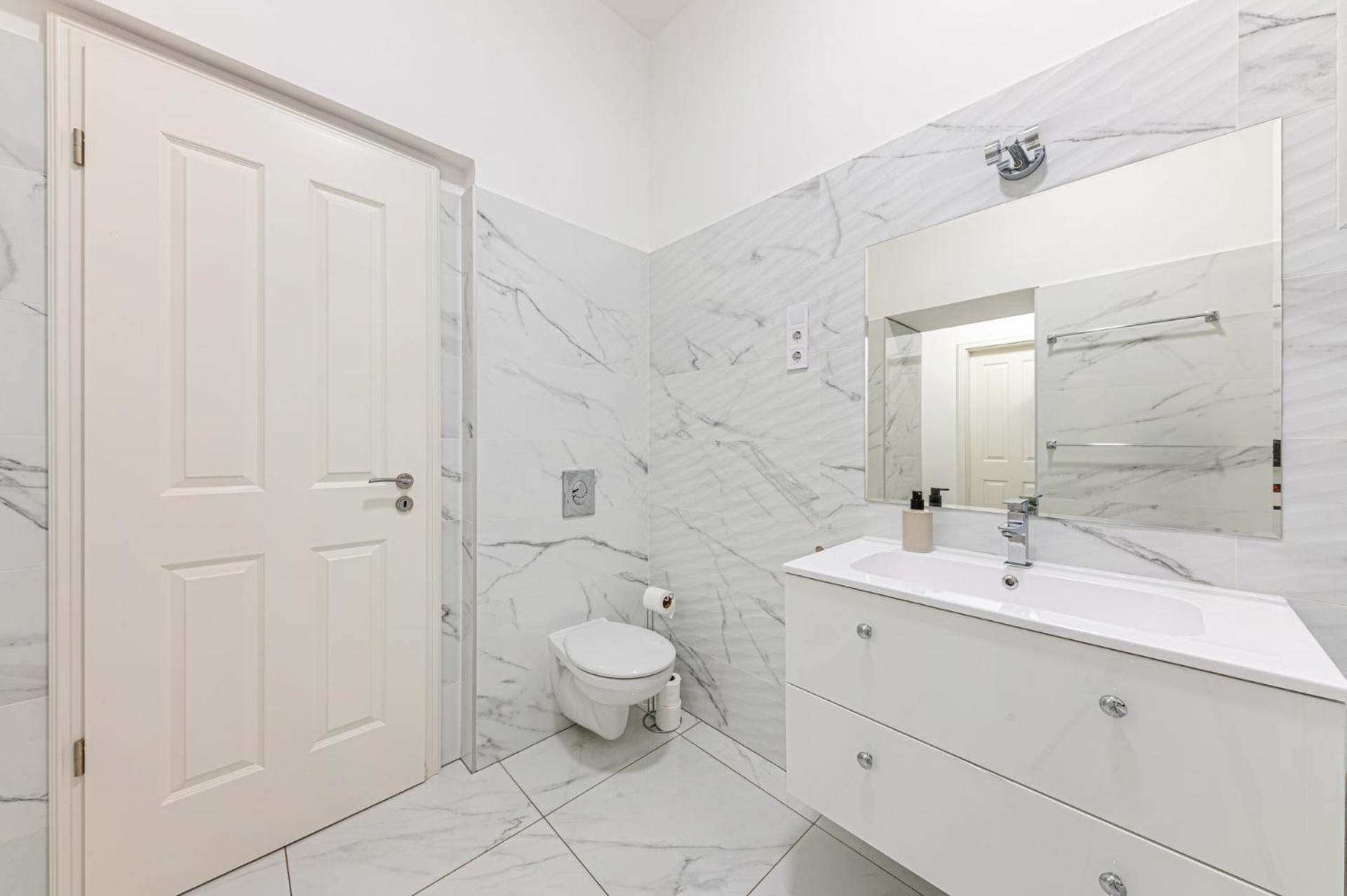 Marble Royal Suite & Studio- near the City Park