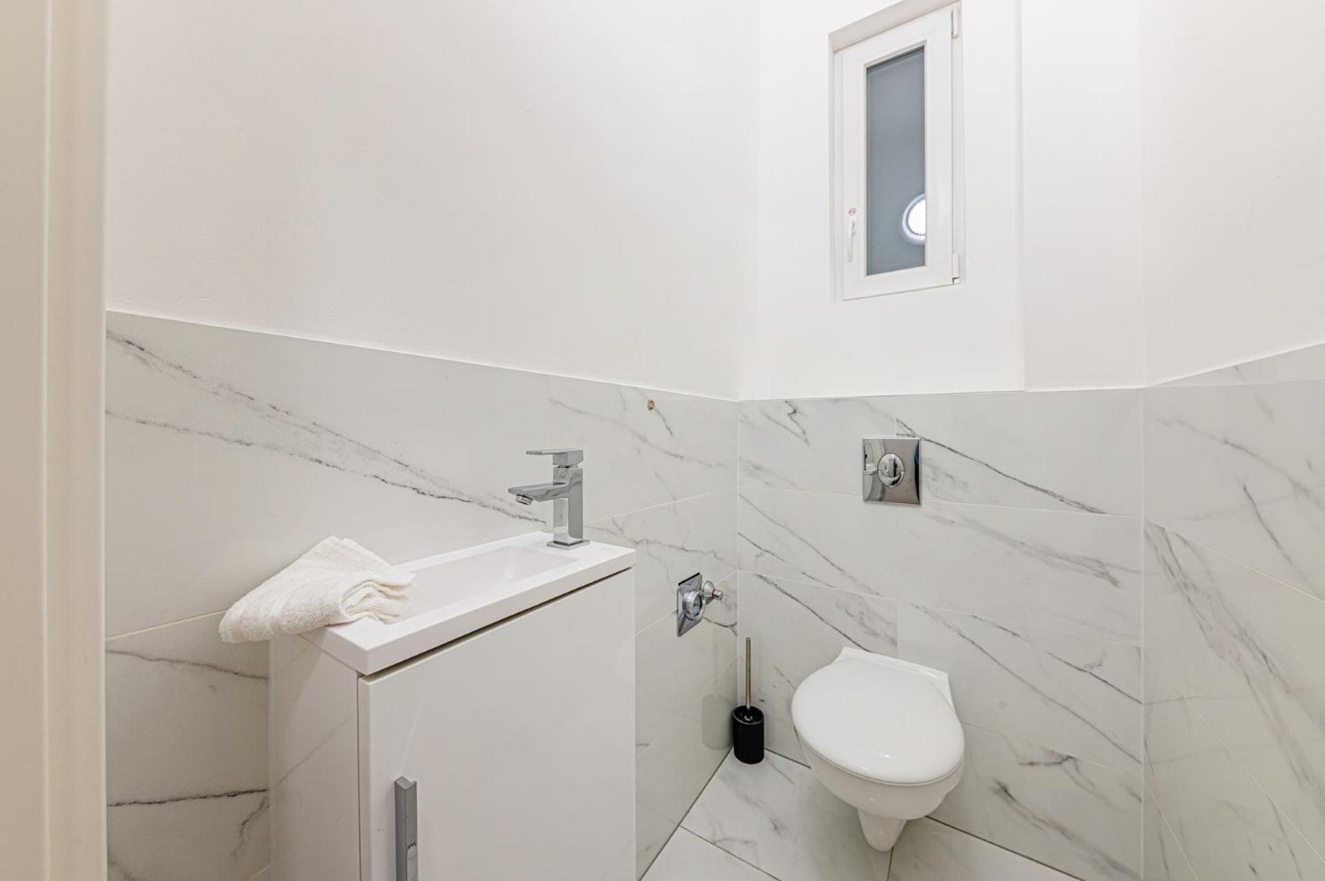 Marble Royal Suite & Studio- near the City Park