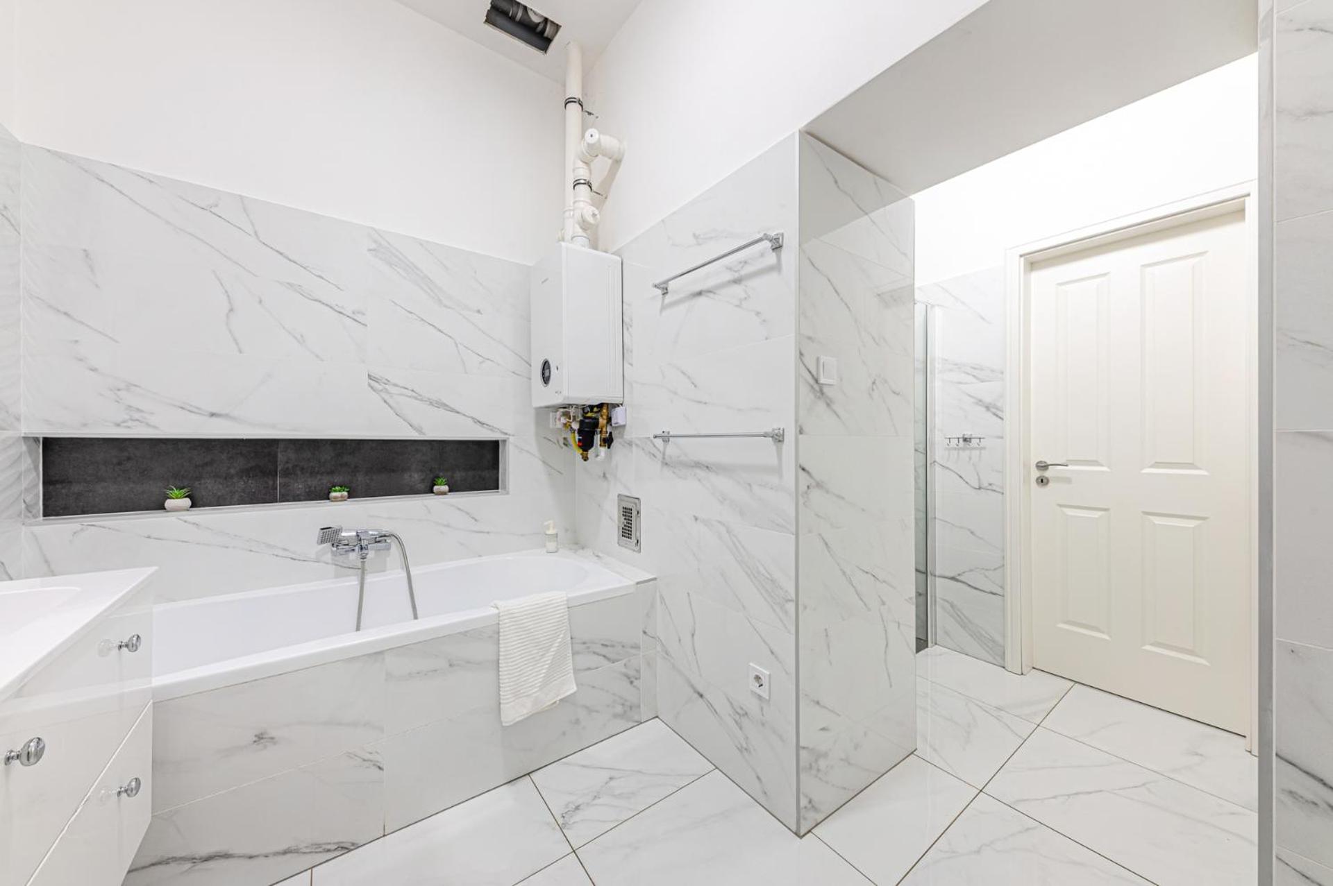 Marble Royal Suite & Studio- near the City Park