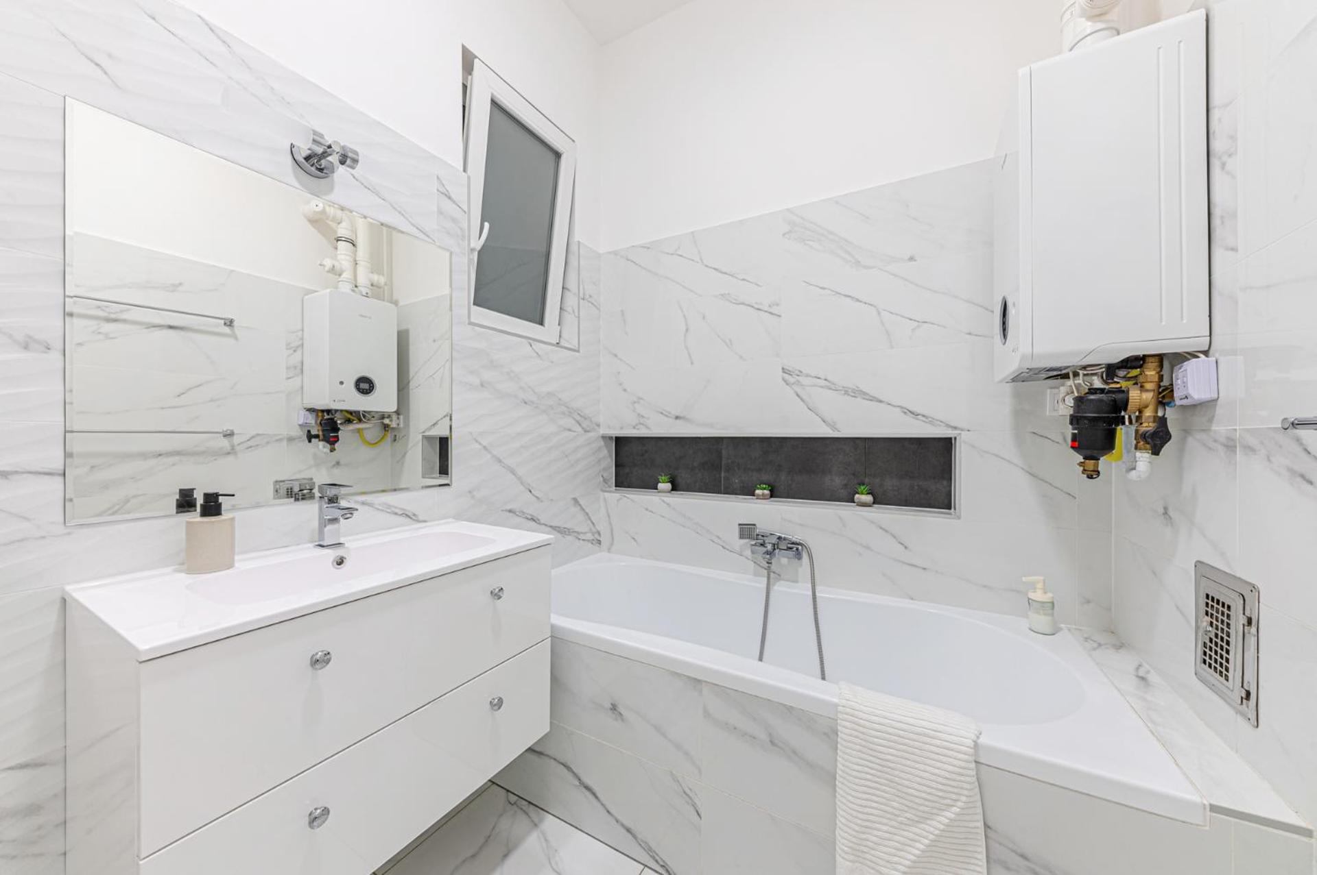 Marble Royal Suite & Studio- near the City Park