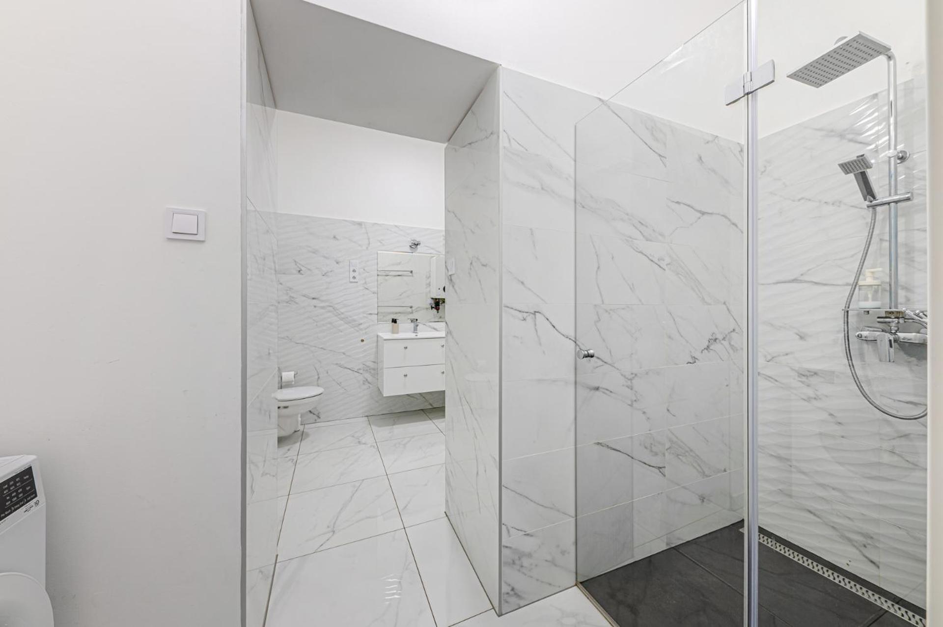 Marble Royal Suite & Studio- near the City Park