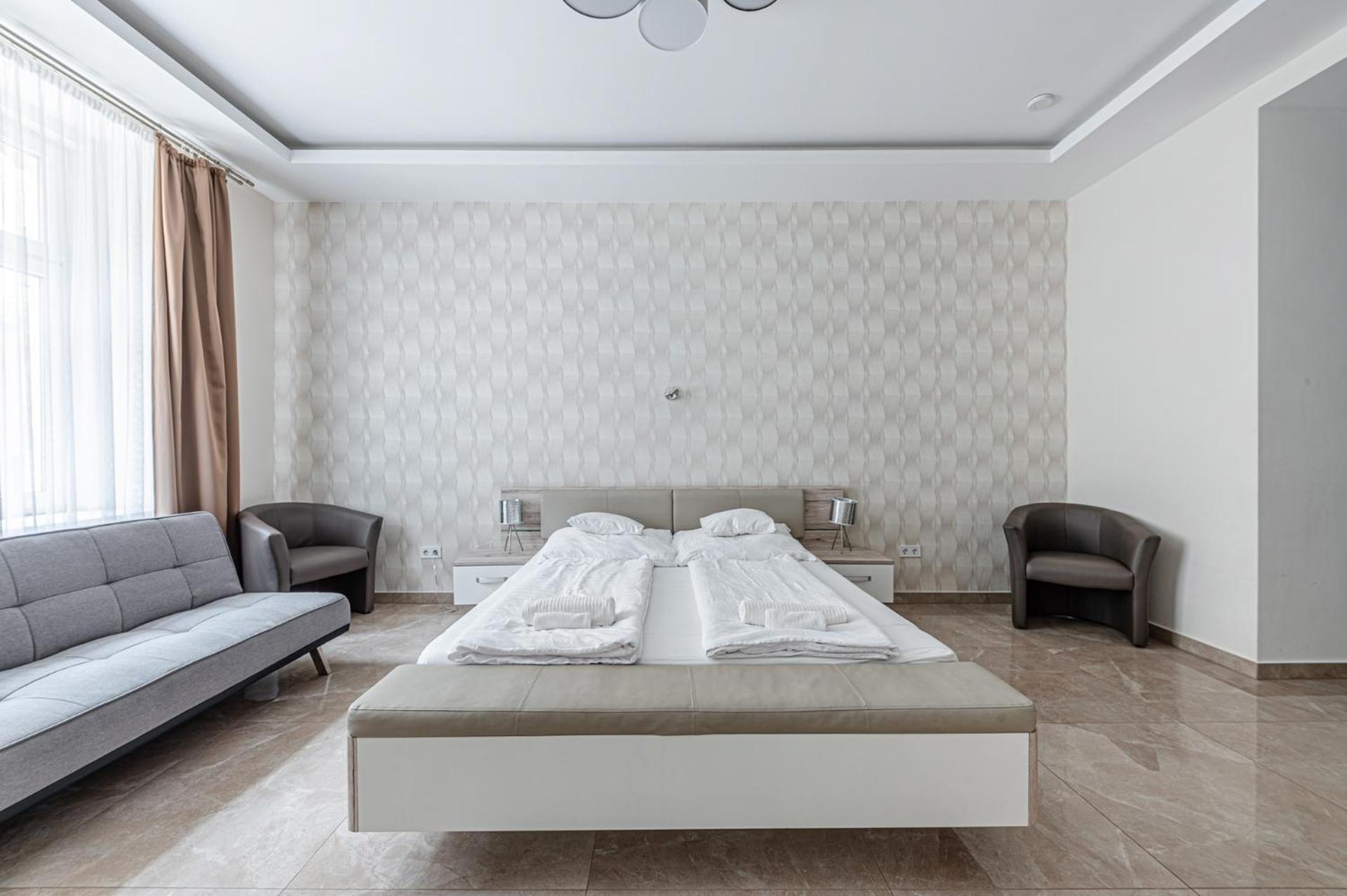Marble Royal Suite & Studio- near the City Park