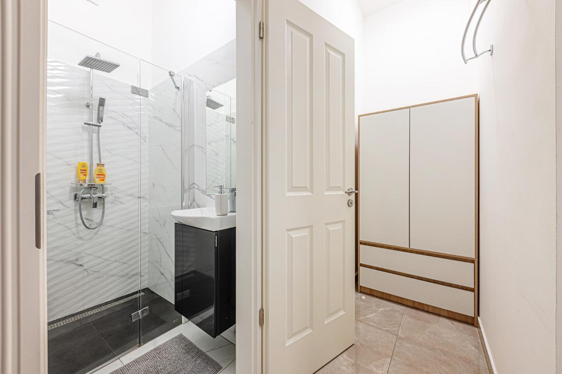 Marble Royal Suite & Studio- near the City Park
