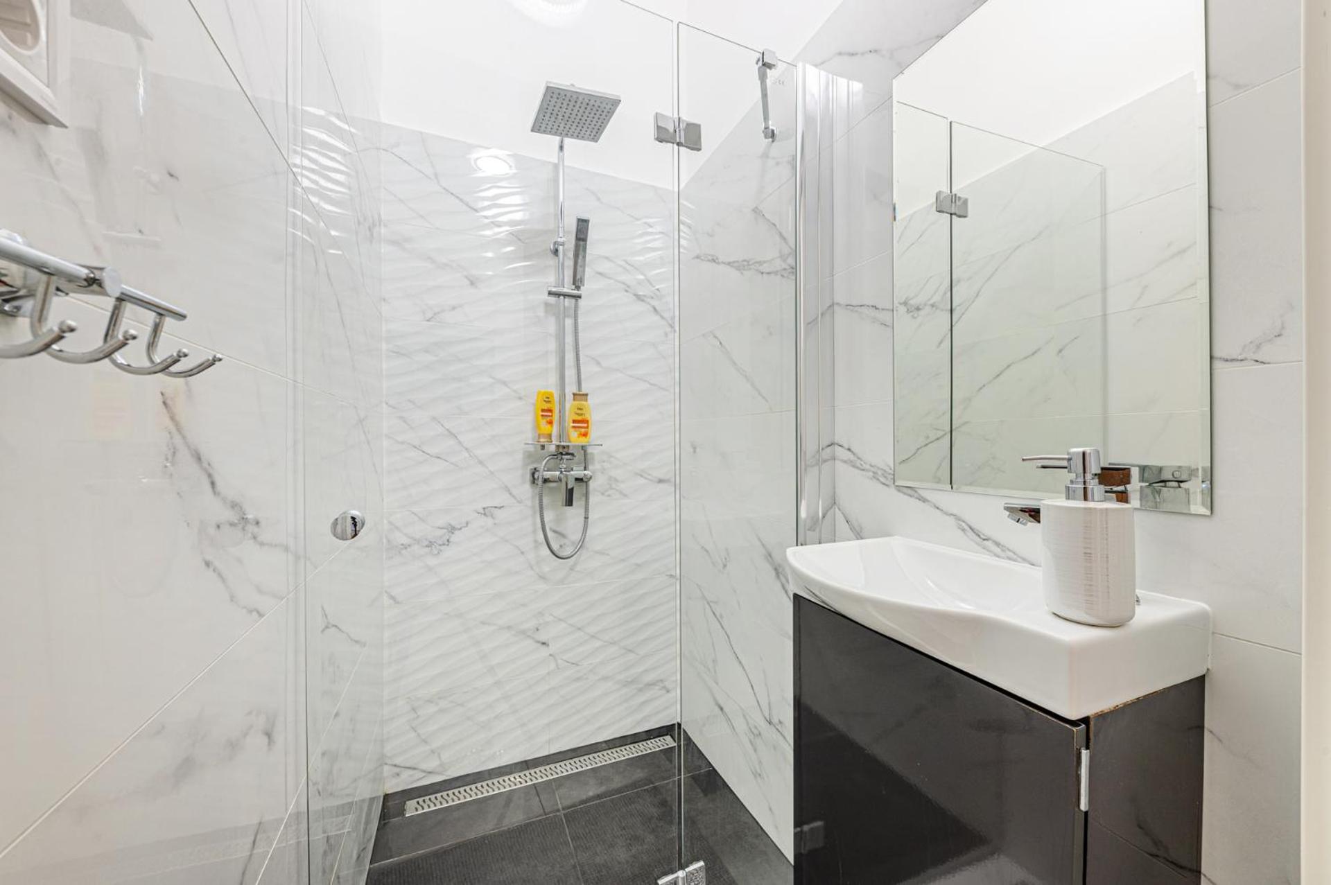 Marble Royal Suite & Studio- near the City Park