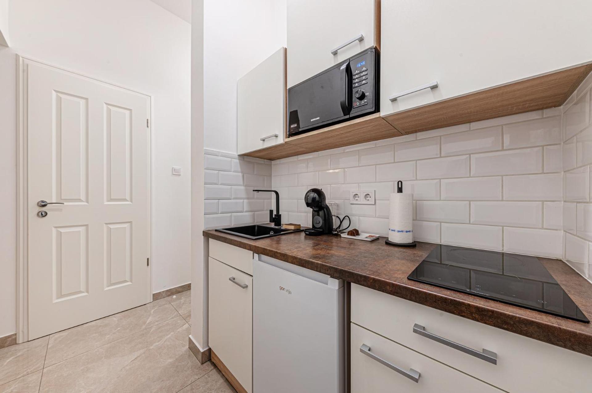 Marble Royal Suite & Studio- near the City Park