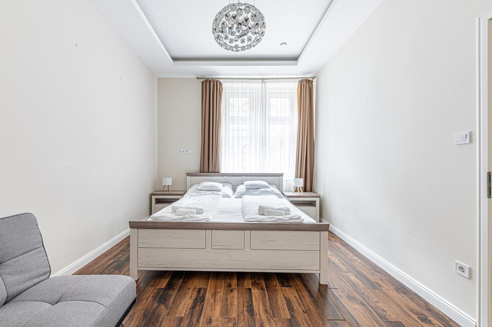 Marble Royal Suite & Studio- near the City Park