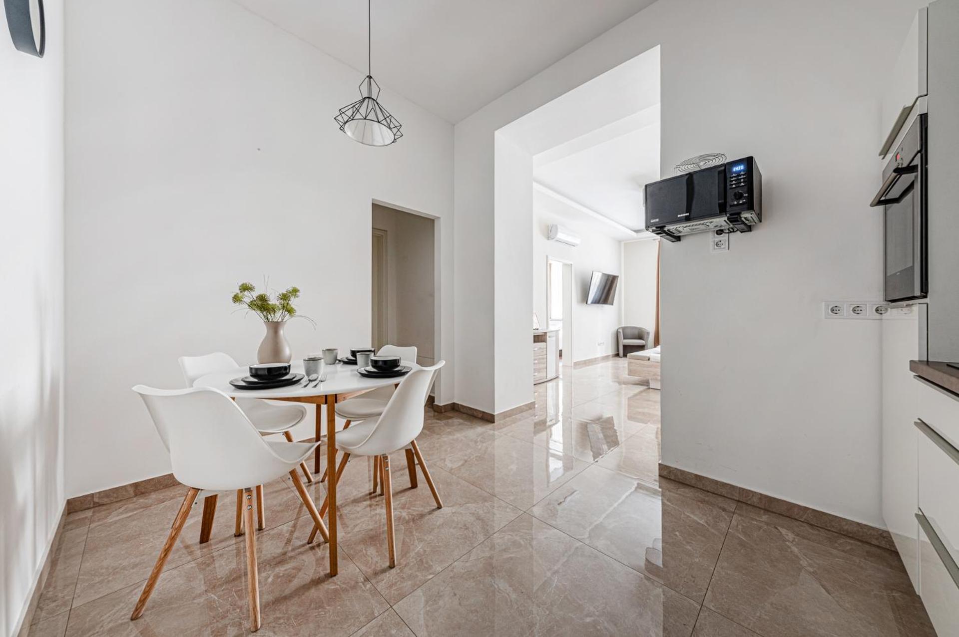 Marble Royal Suite & Studio- near the City Park