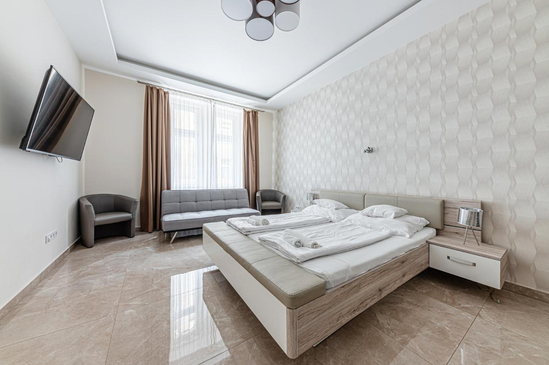 Marble Royal Suite & Studio- near the City Park