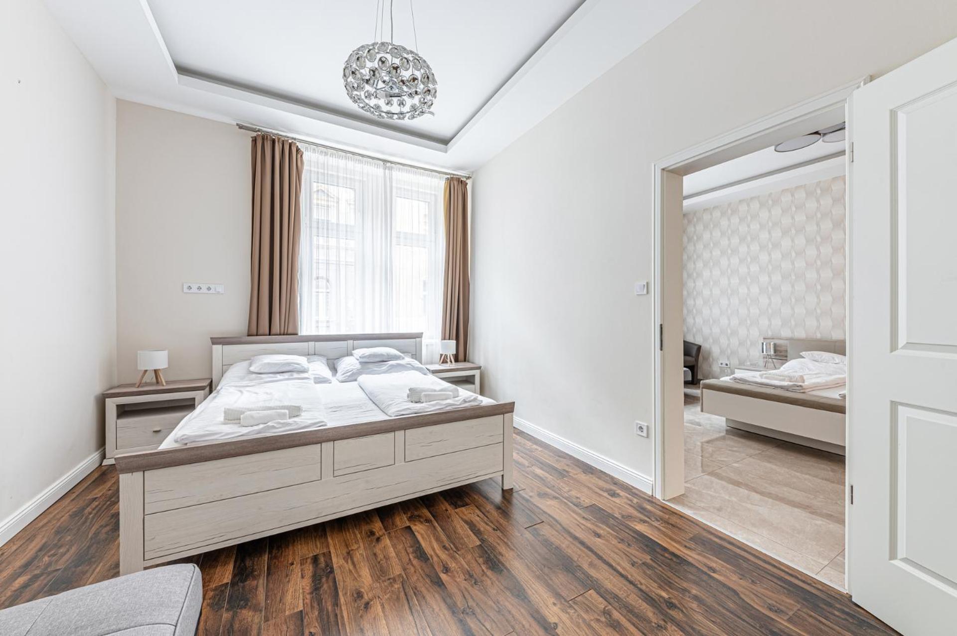 Marble Royal Suite & Studio- near the City Park