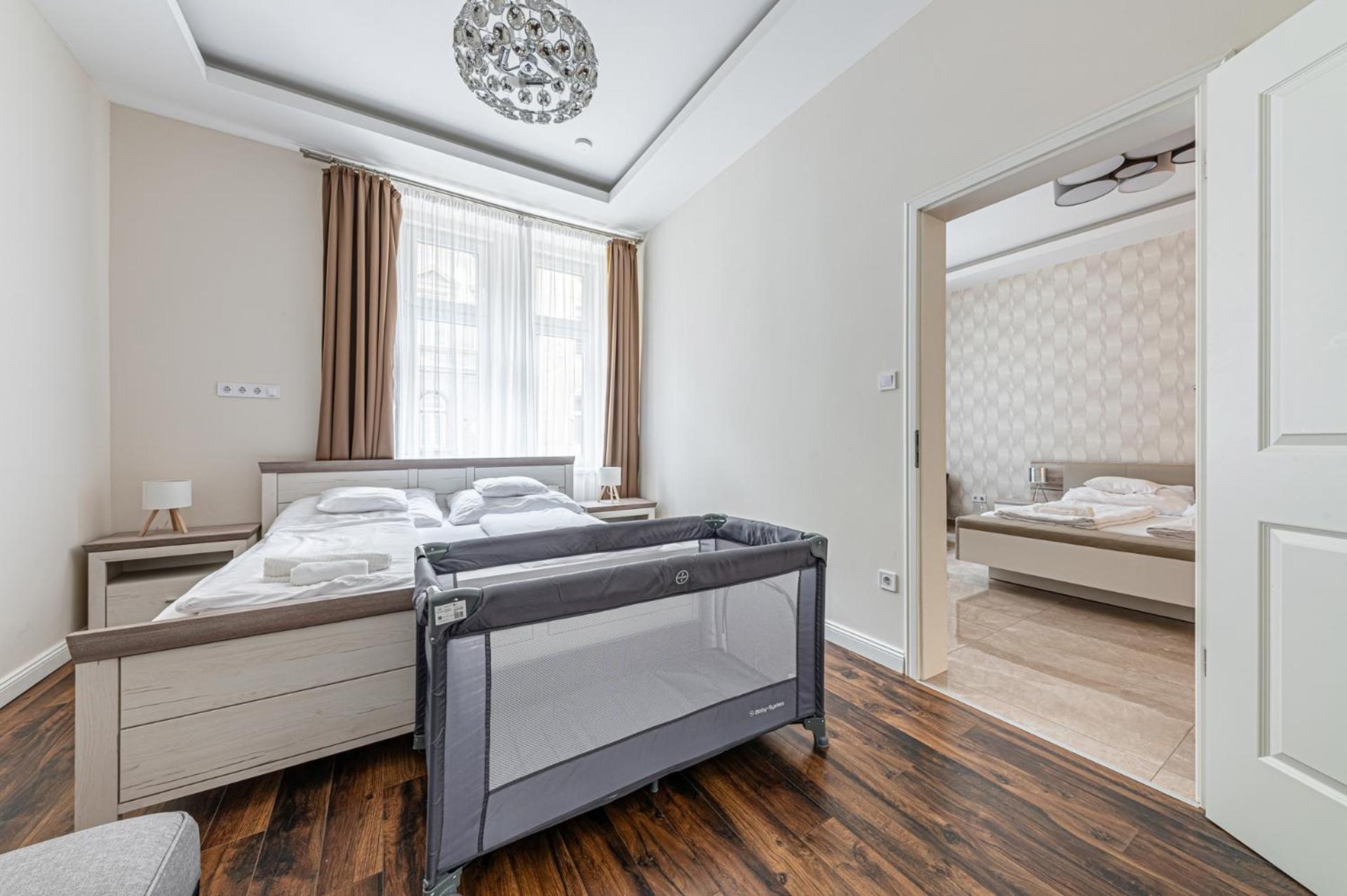 Marble Royal Suite & Studio- near the City Park