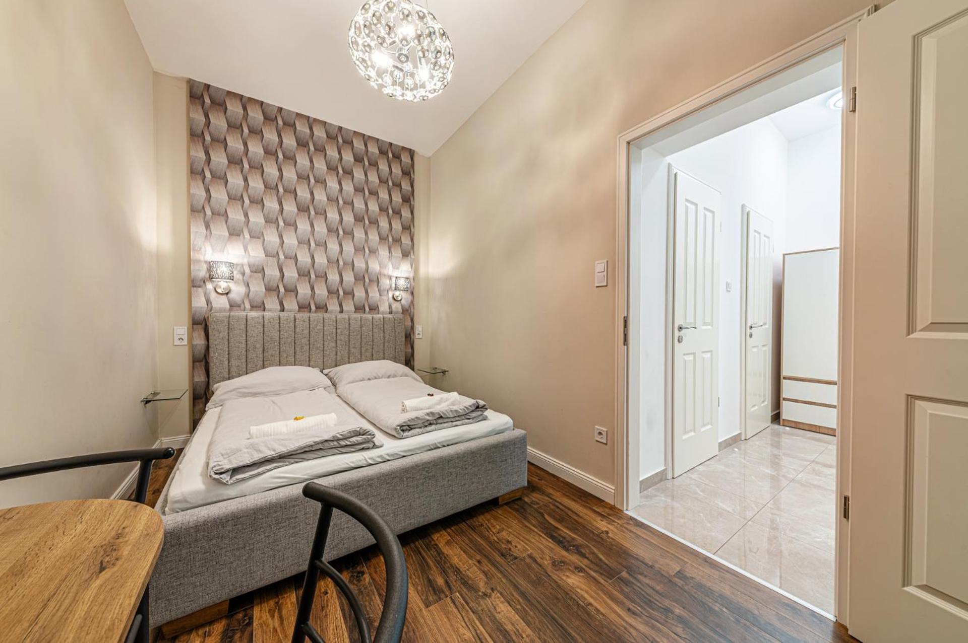 Marble Royal Suite & Studio- near the City Park