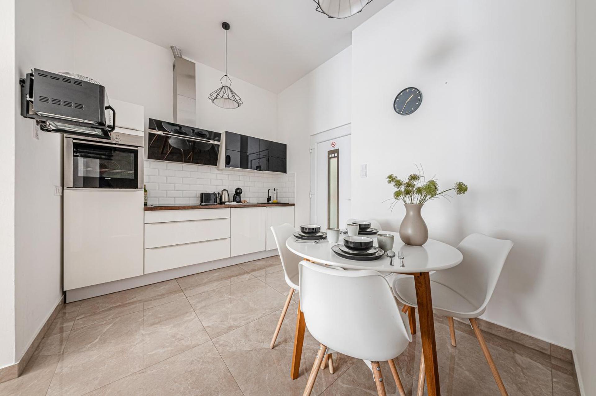 Marble Royal Suite & Studio- near the City Park