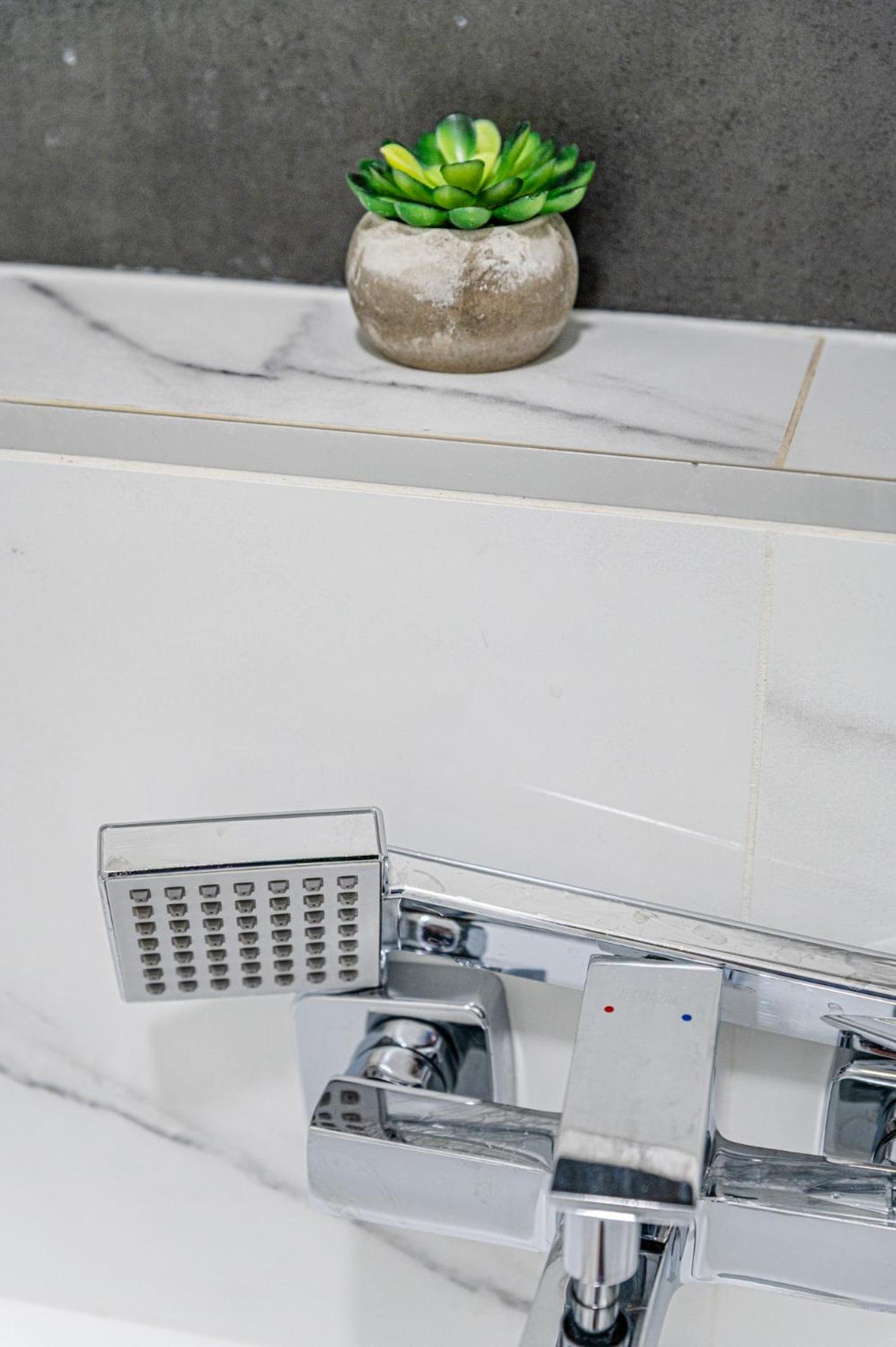 Marble Royal Suite & Studio- near the City Park