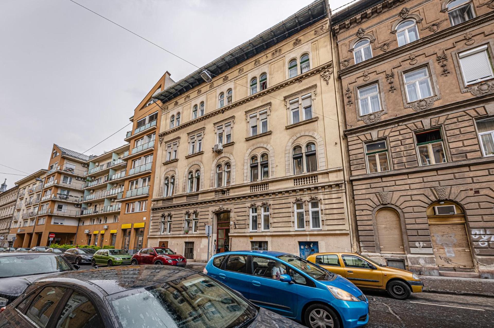 Marble Royal Suite & Studio- near the City Park