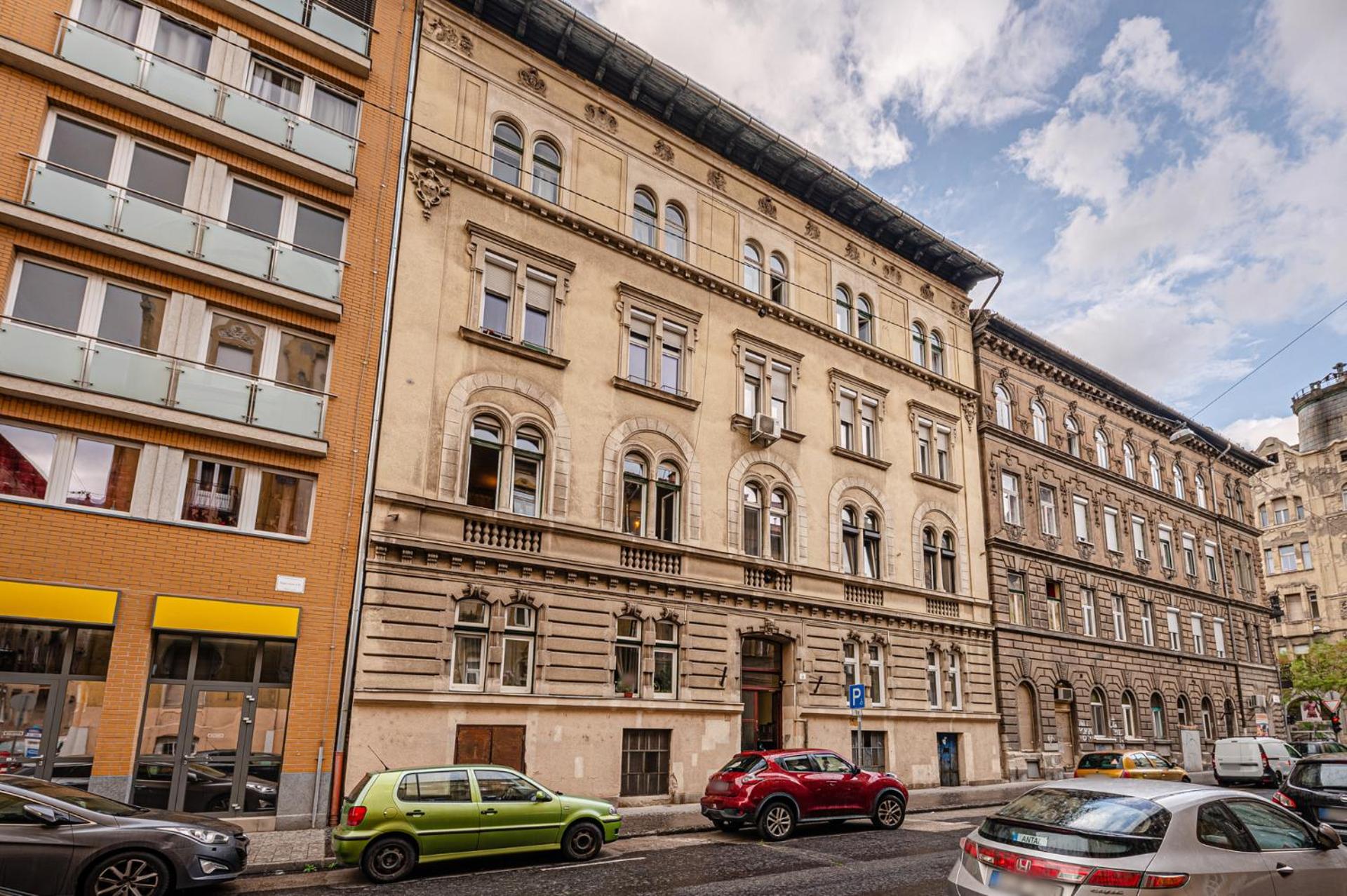 Marble Royal Suite & Studio- near the City Park