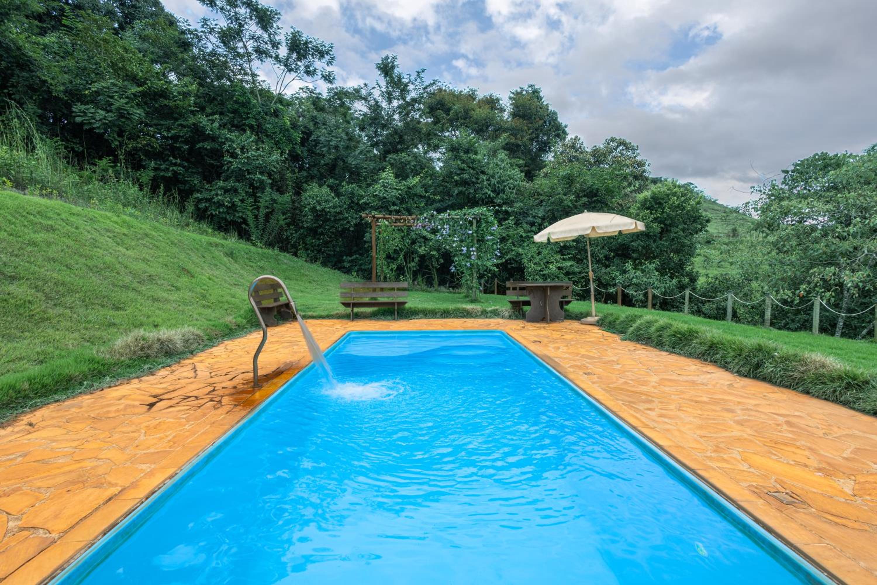 Sitio Rancho dos Sapos - Ao pé das montanhas de Minas Gerais a uma hora de BH Asfalto