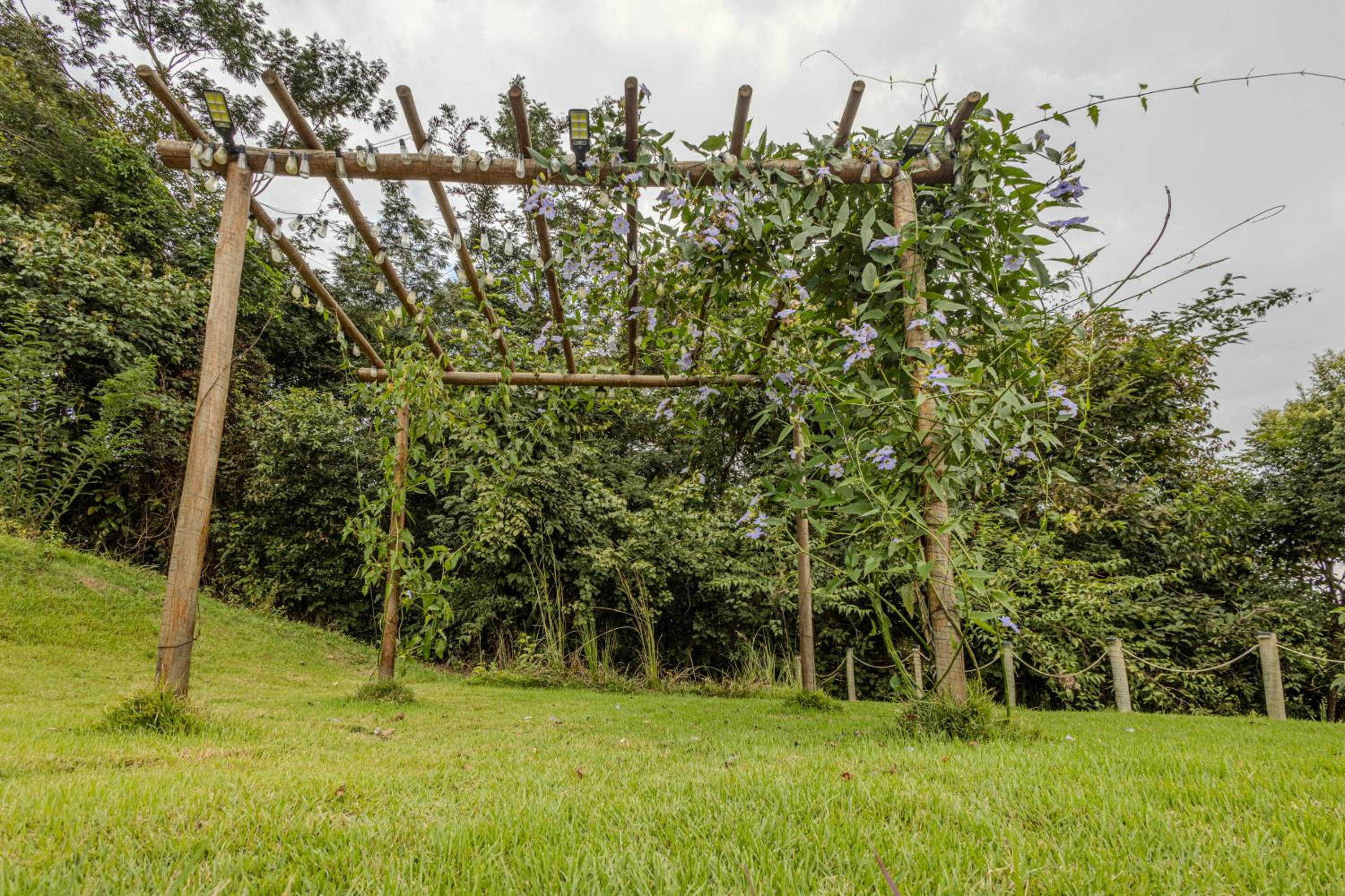 Sitio Rancho dos Sapos - Ao pé das montanhas de Minas Gerais a uma hora de BH Asfalto