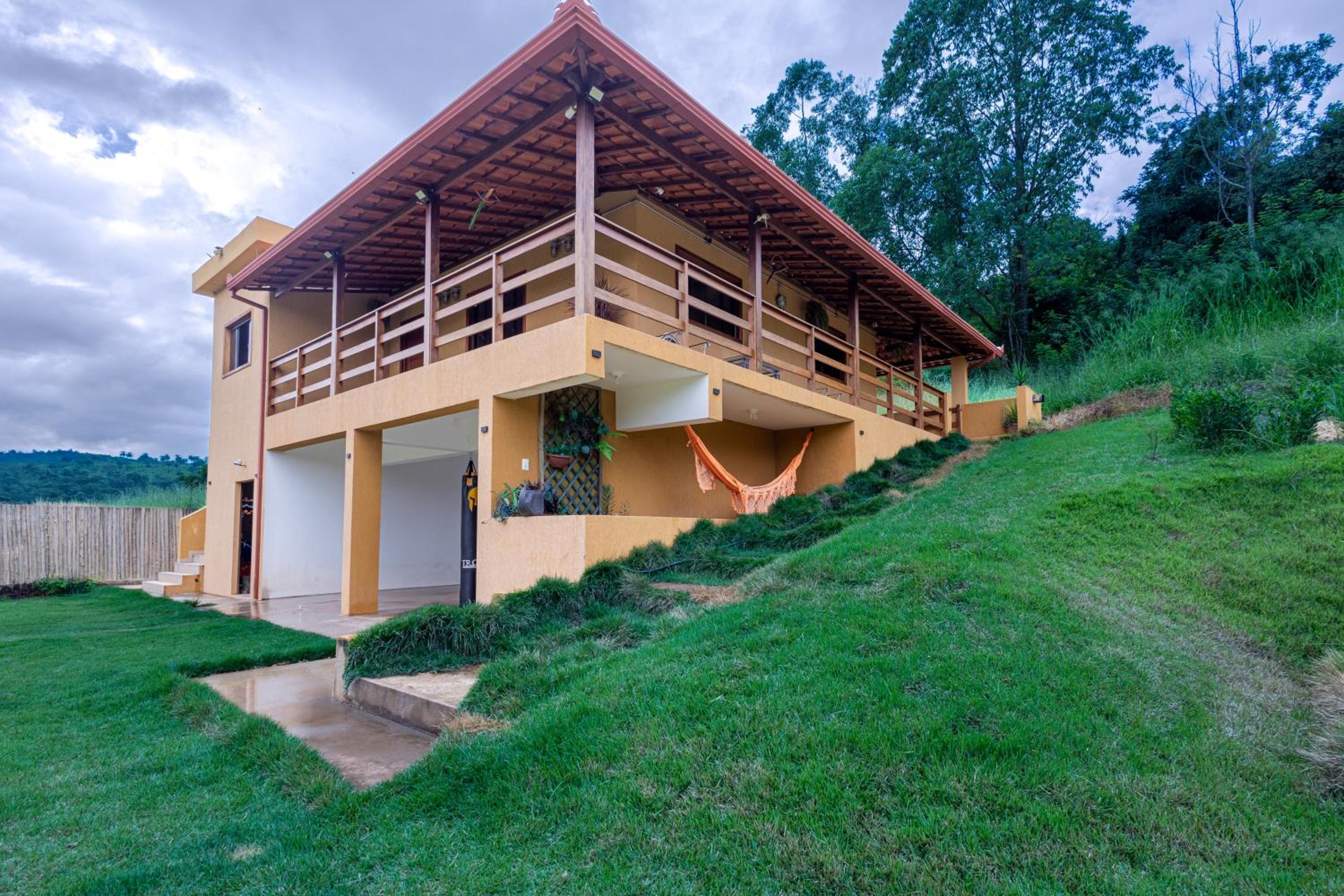 Sitio Rancho dos Sapos - Ao pé das montanhas de Minas Gerais a uma hora de BH Asfalto