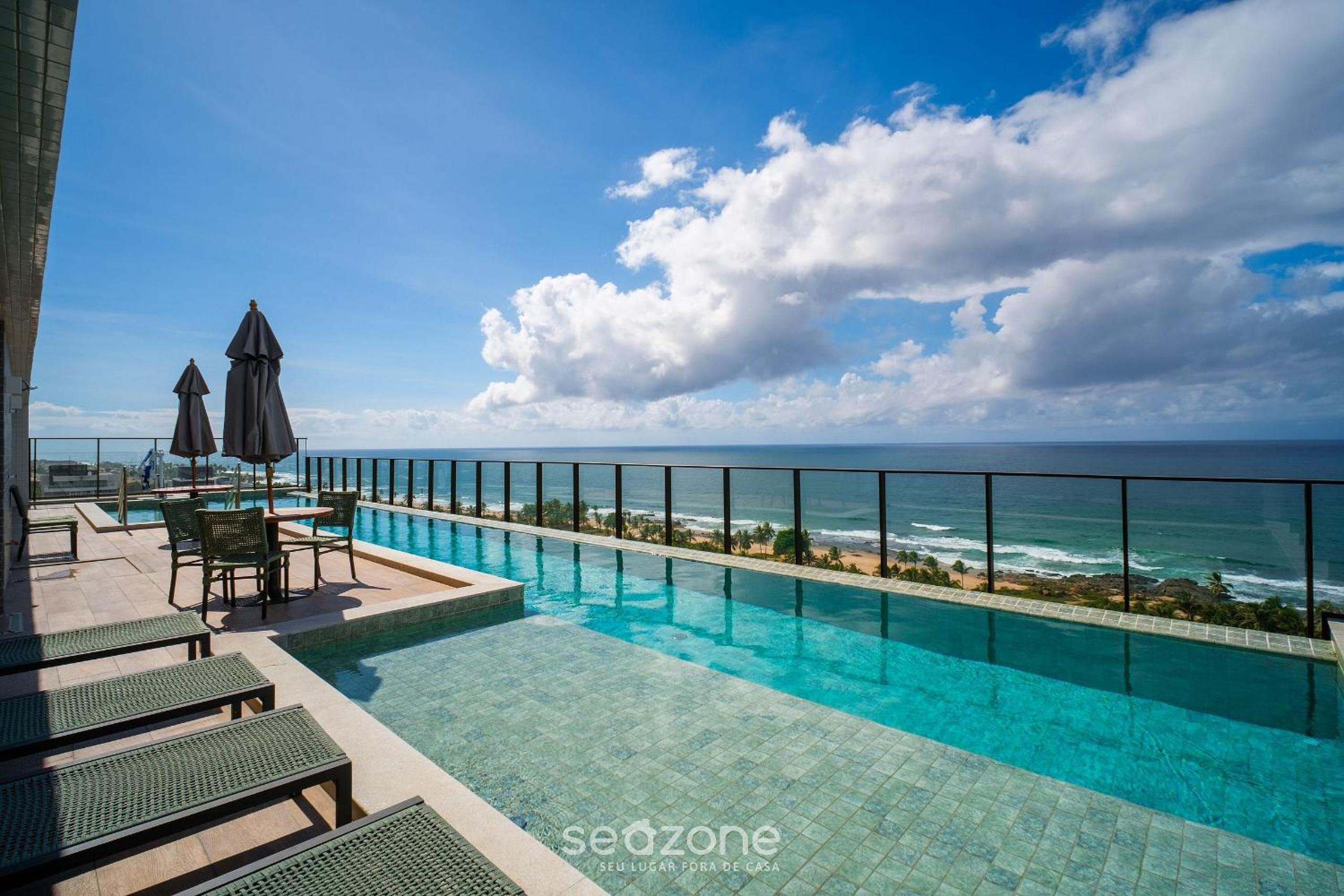 Stay just steps from Itapuã beach, with pool and gym - RGF