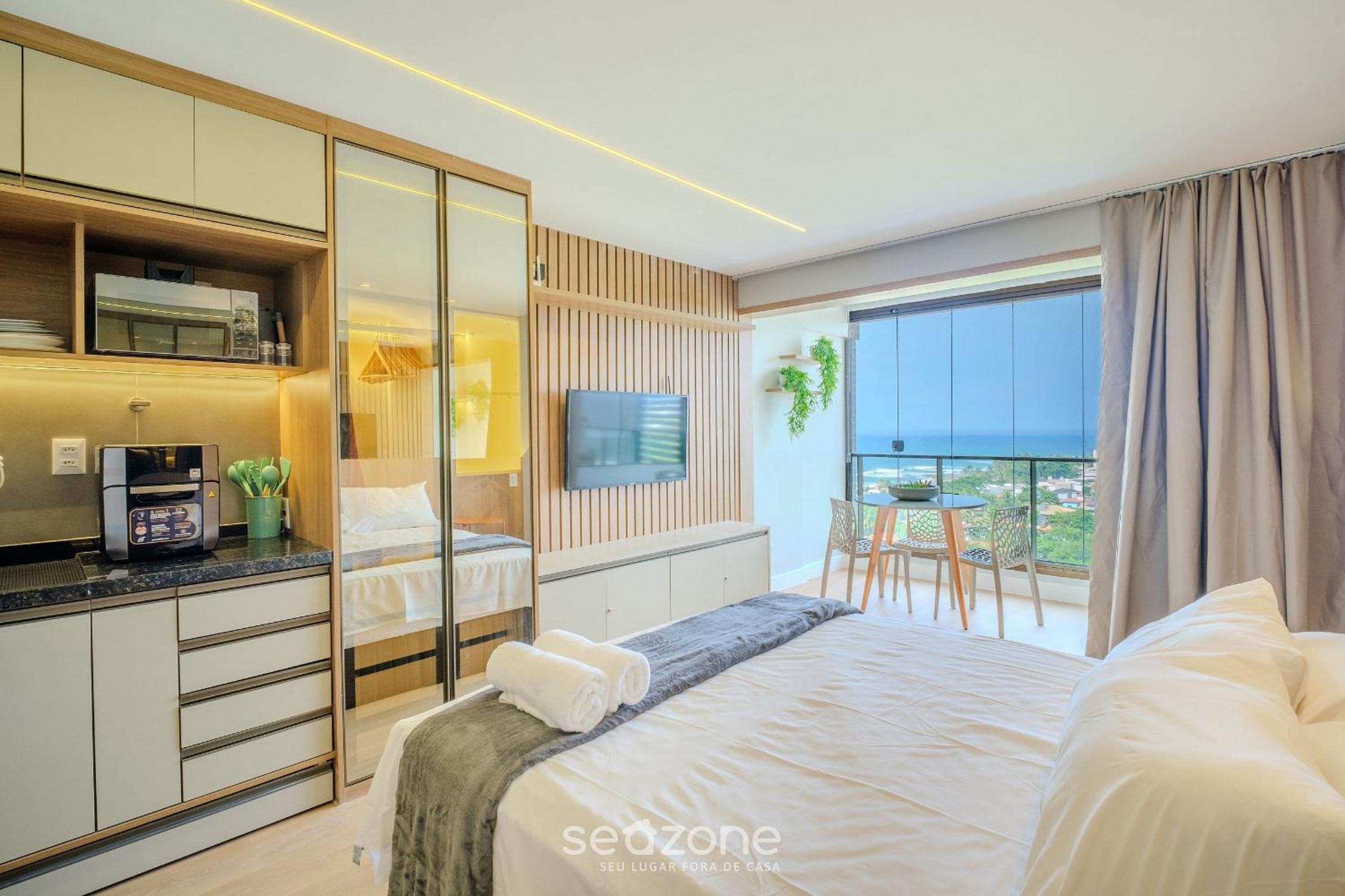Stay just steps from Itapuã beach, with pool and gym - RGF