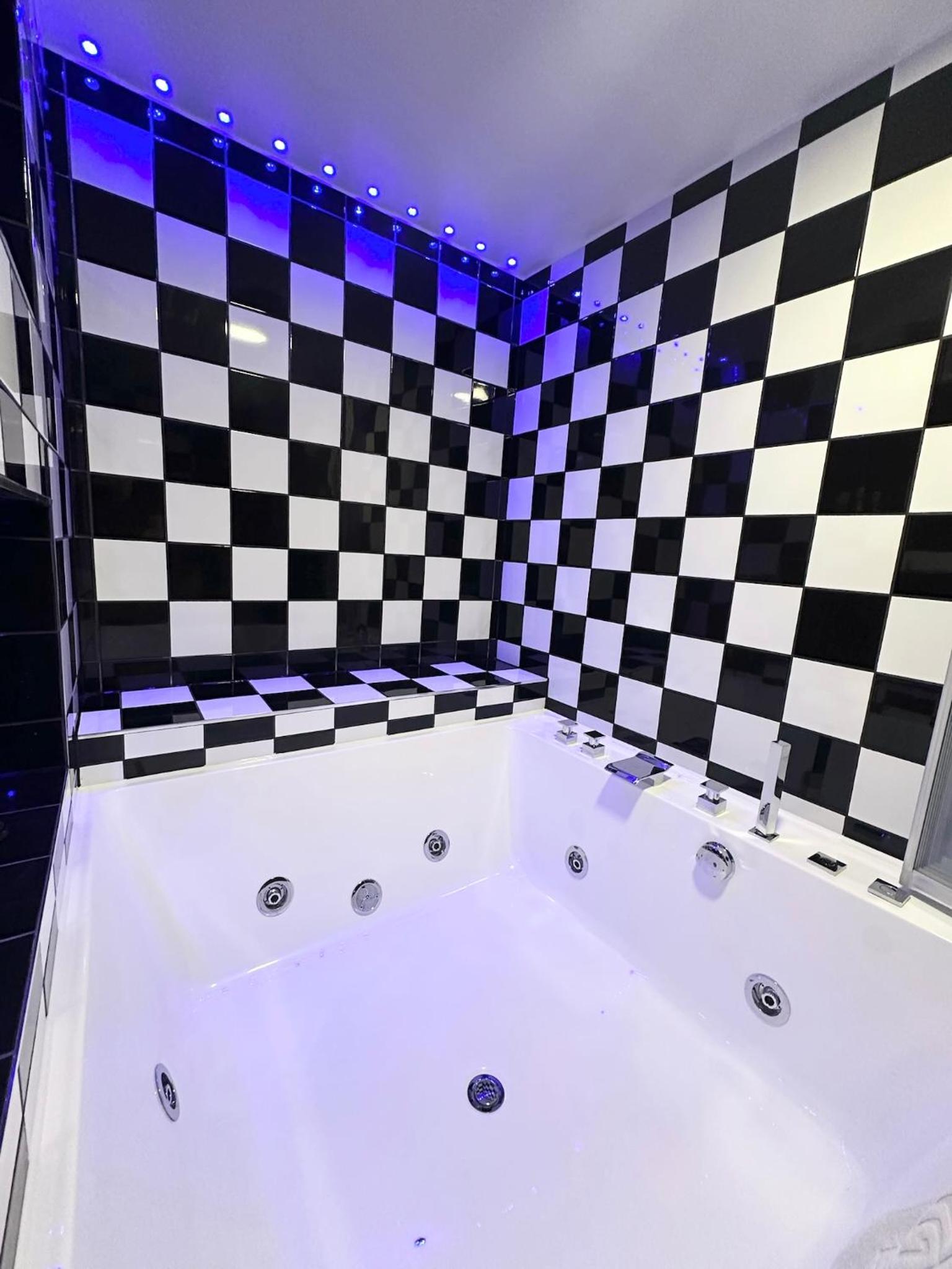 The Board Games Apartments - Brought to you by Coastline Retreats - Themed town centre apartments ALL WITH LUXURY 2 PERSON JACUZZI BATHS - 5 mins walk to t