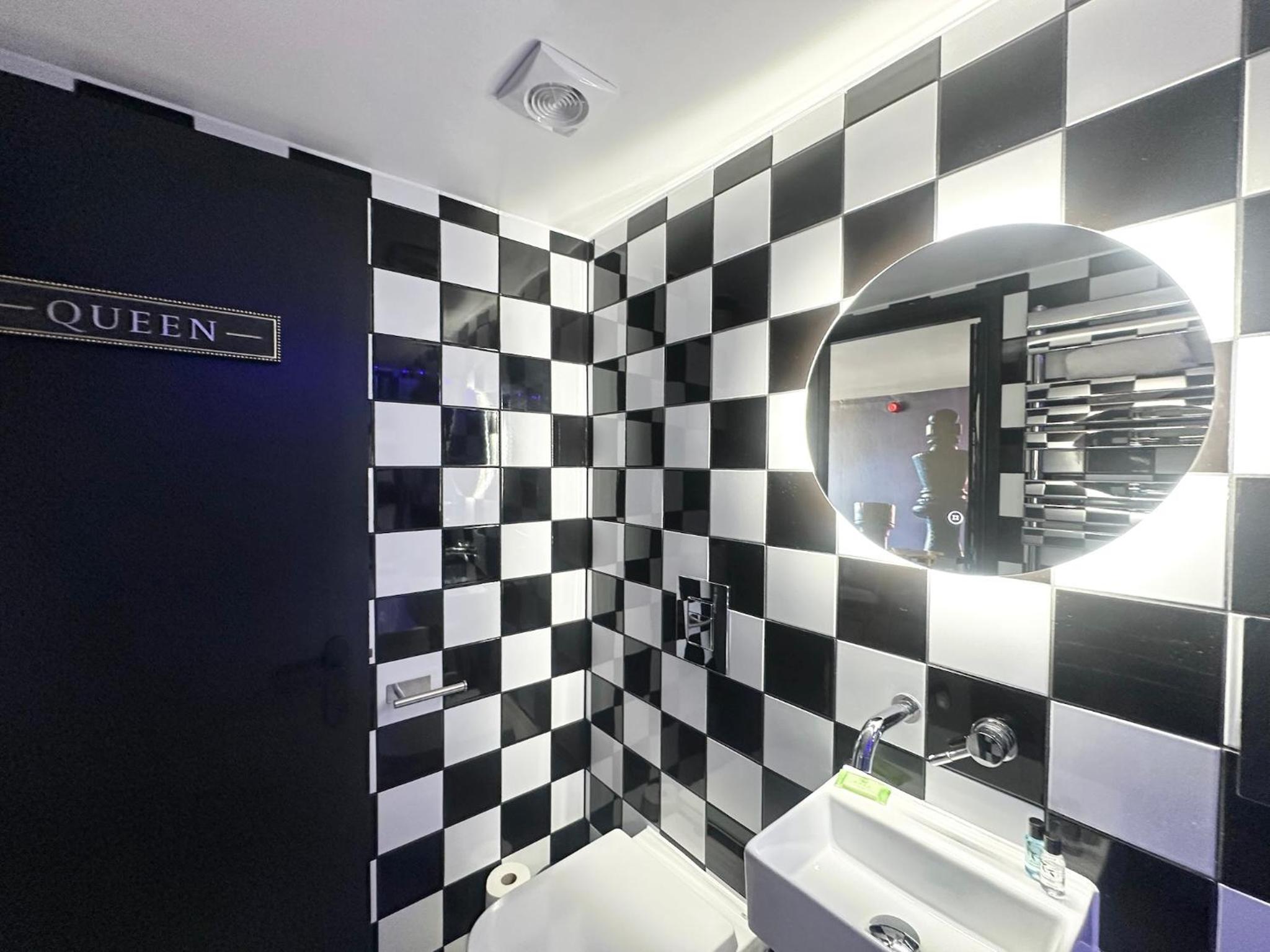 The Board Games Apartments - Brought to you by Coastline Retreats - Themed town centre apartments ALL WITH LUXURY 2 PERSON JACUZZI BATHS - 5 mins walk to t