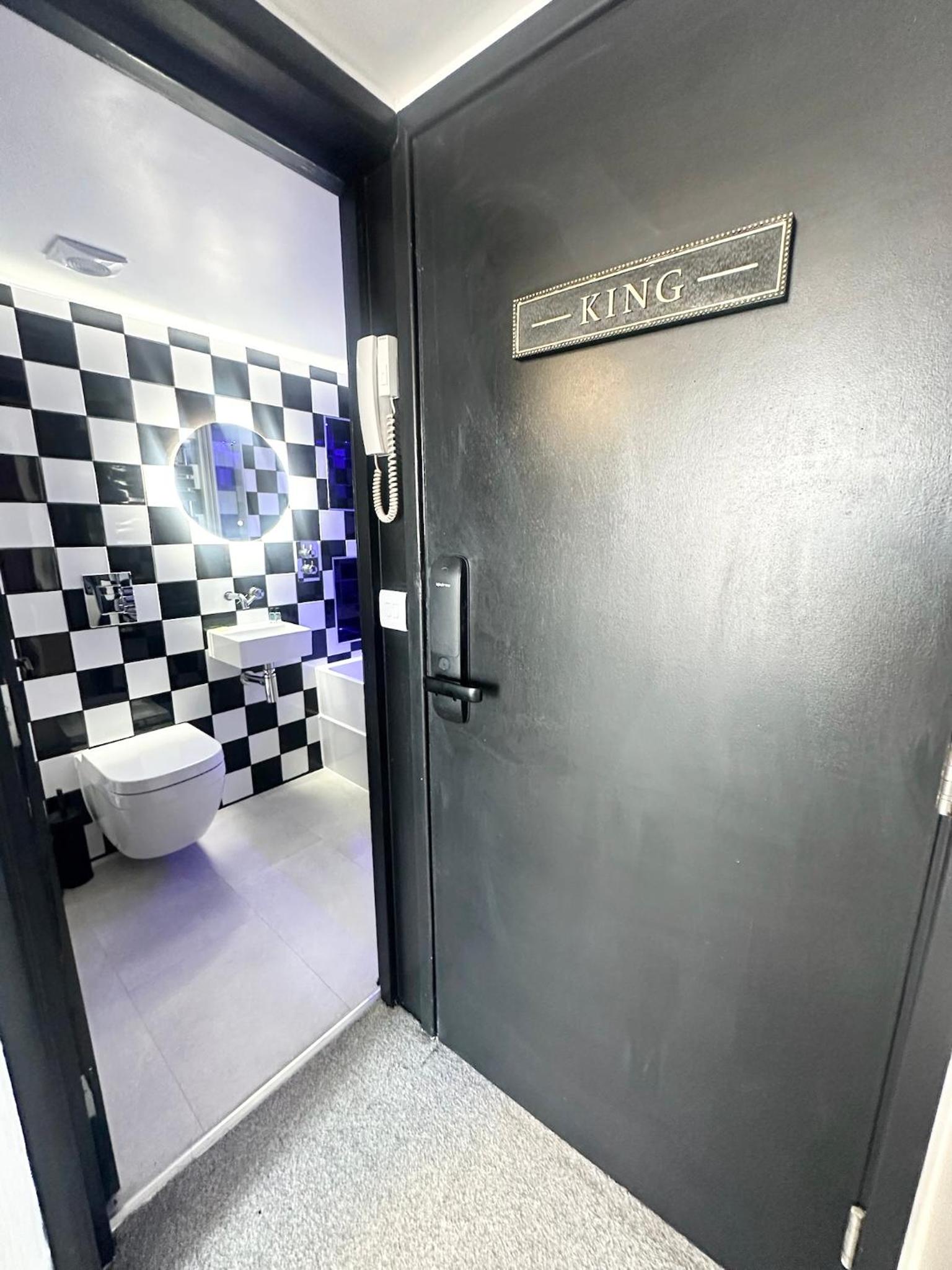 The Board Games Apartments - Brought to you by Coastline Retreats - Themed town centre apartments ALL WITH LUXURY 2 PERSON JACUZZI BATHS - 5 mins walk to t
